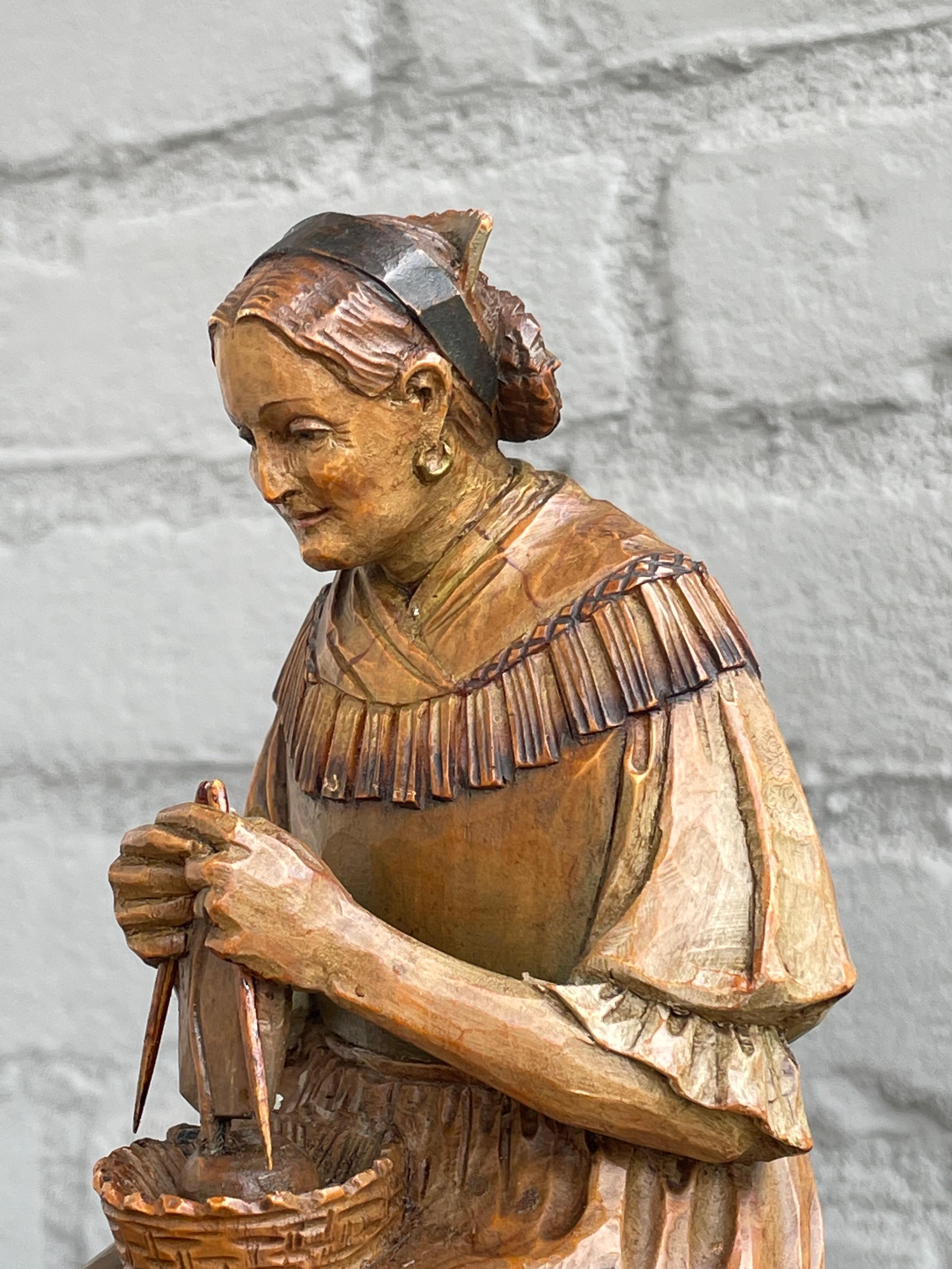 Antike geschnitzte Skulptur einer Bauernwife in Schwarzwälder Qualität, geschnitzt im Schwarzwaldstil im Angebot 4