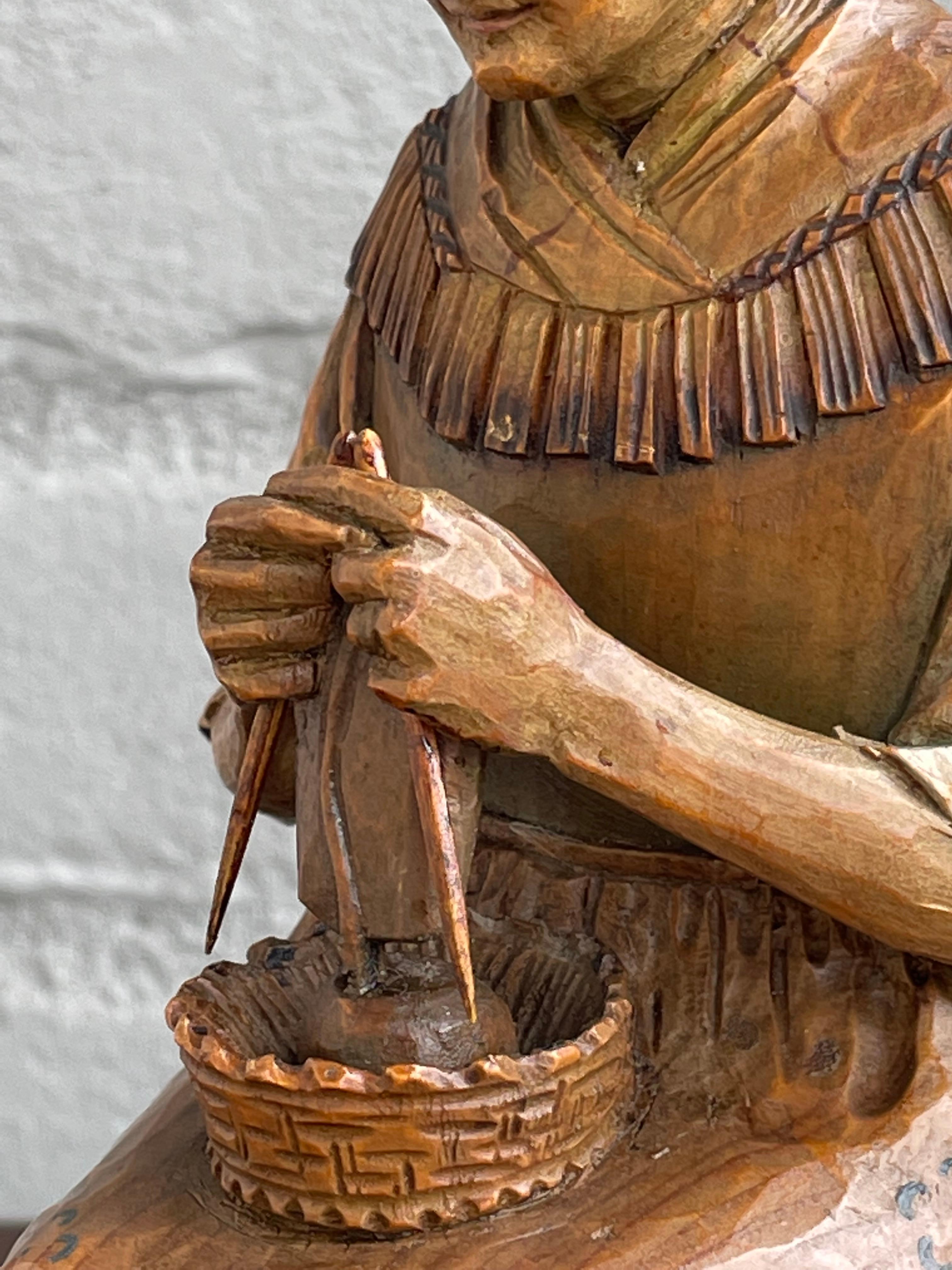 Antike geschnitzte Skulptur einer Bauernwife in Schwarzwälder Qualität, geschnitzt im Schwarzwaldstil im Angebot 5