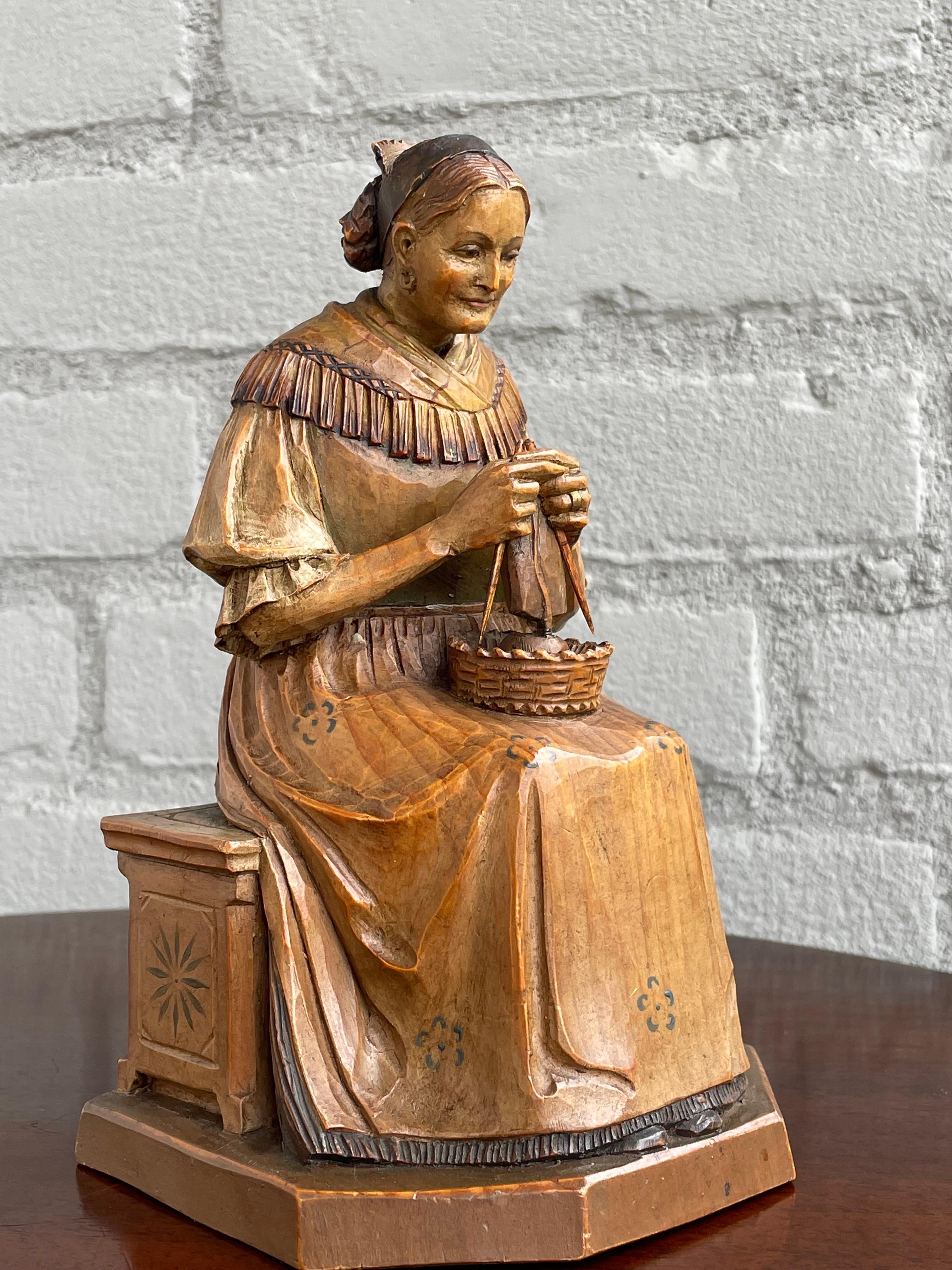 Antike geschnitzte Skulptur einer Bauernwife in Schwarzwälder Qualität, geschnitzt im Schwarzwaldstil im Angebot 8
