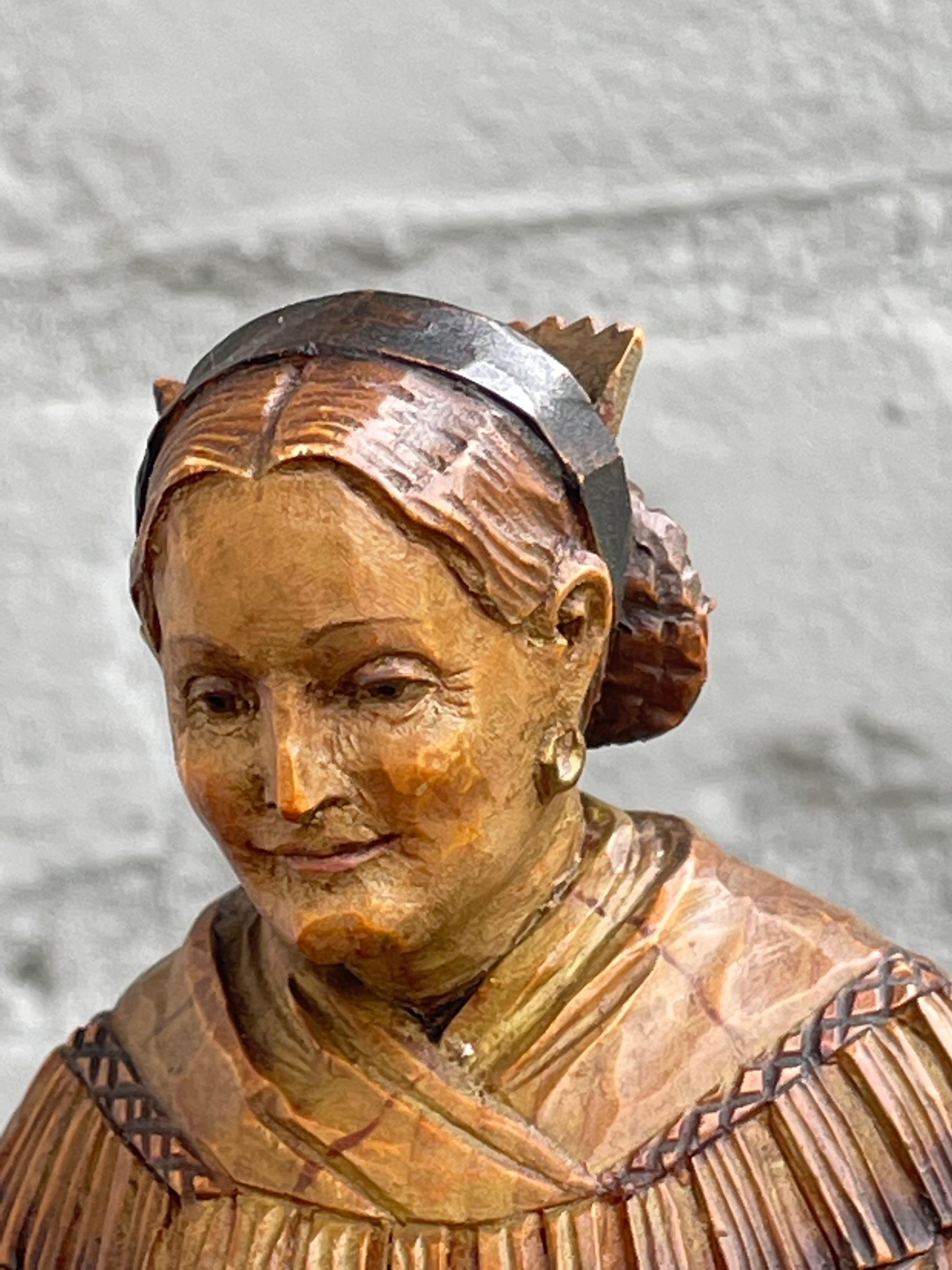 Antike geschnitzte Skulptur einer Bauernwife in Schwarzwälder Qualität, geschnitzt im Schwarzwaldstil im Angebot 9