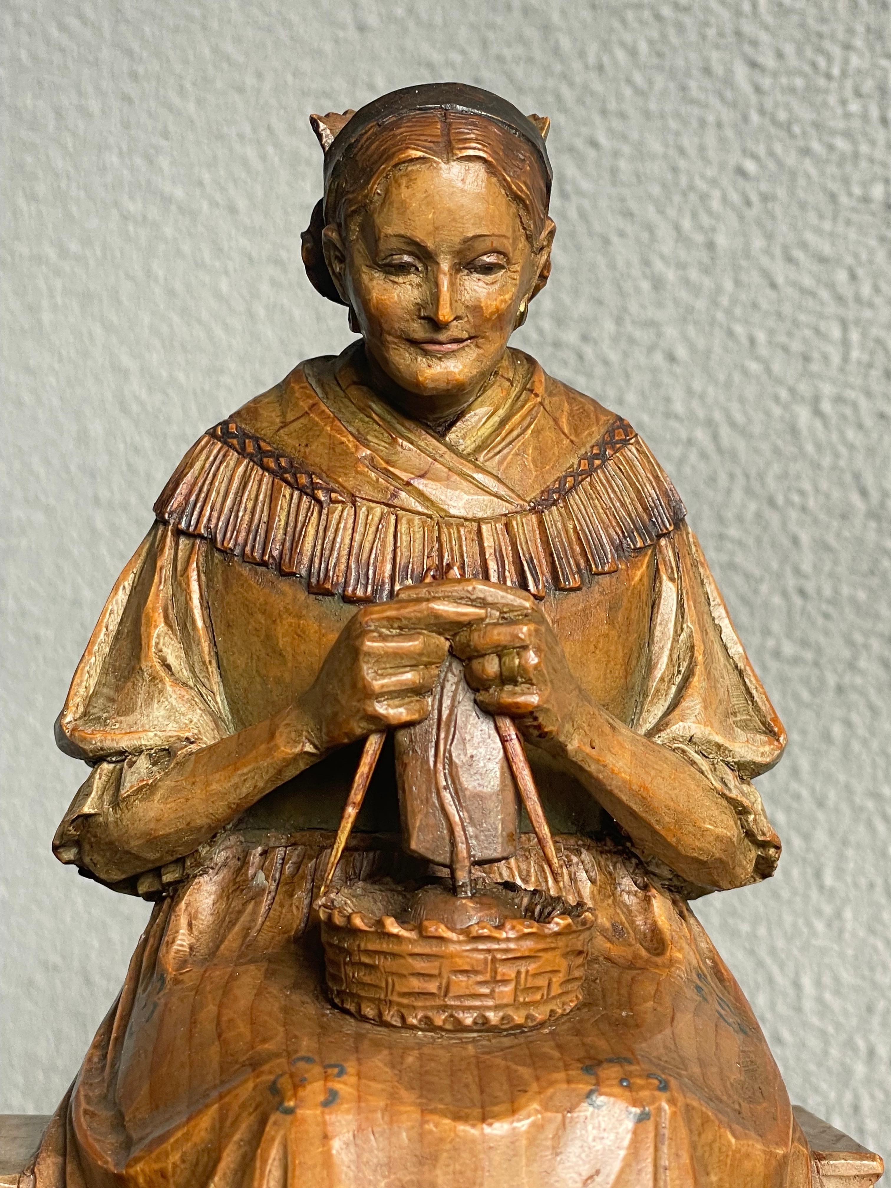 Antike geschnitzte Skulptur einer Bauernwife in Schwarzwälder Qualität, geschnitzt im Schwarzwaldstil im Angebot 11