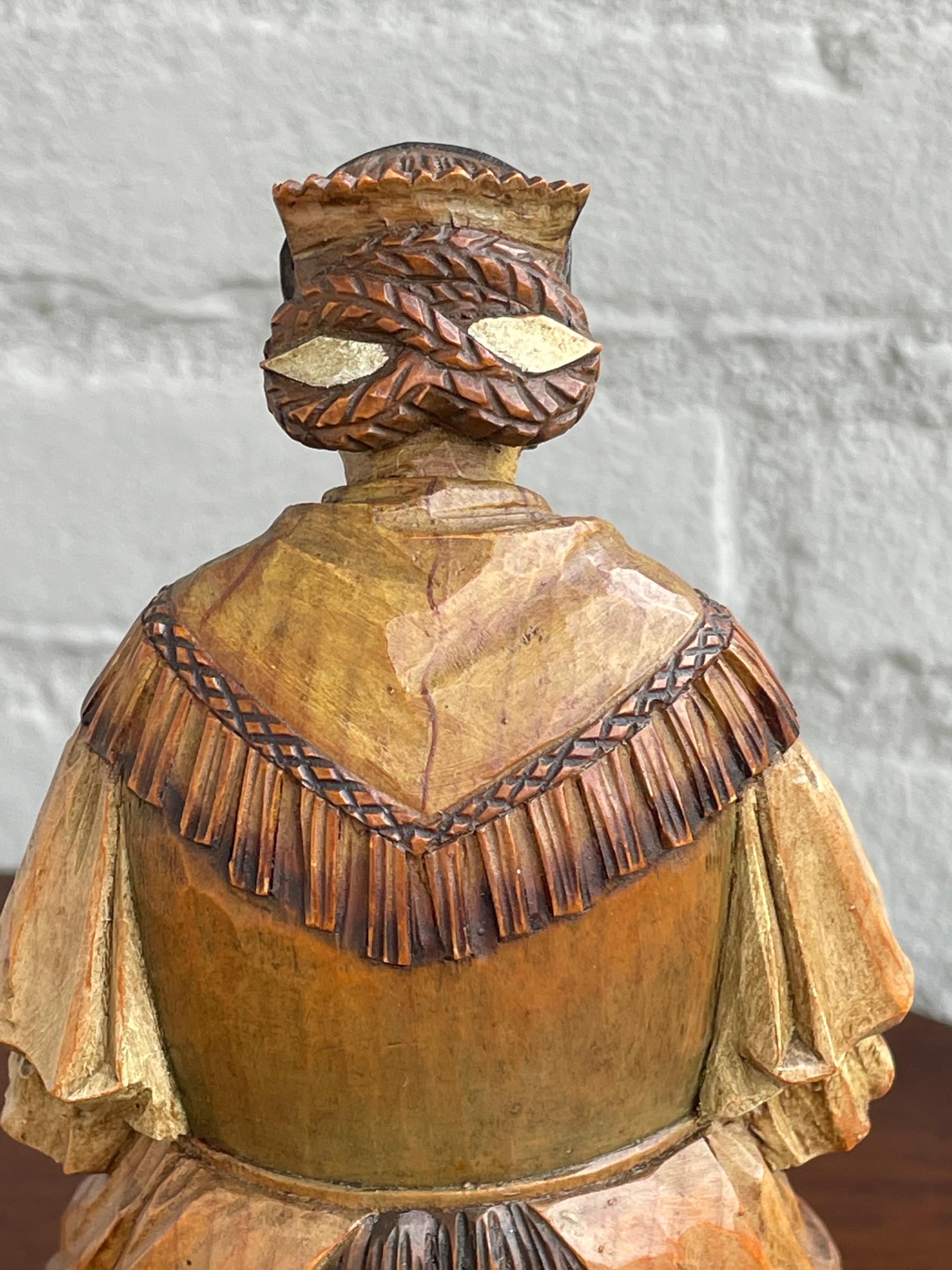 Antique Top Quality Carved Black Forest Style Knitting Farmer's Wife Sculpture In Excellent Condition For Sale In Lisse, NL