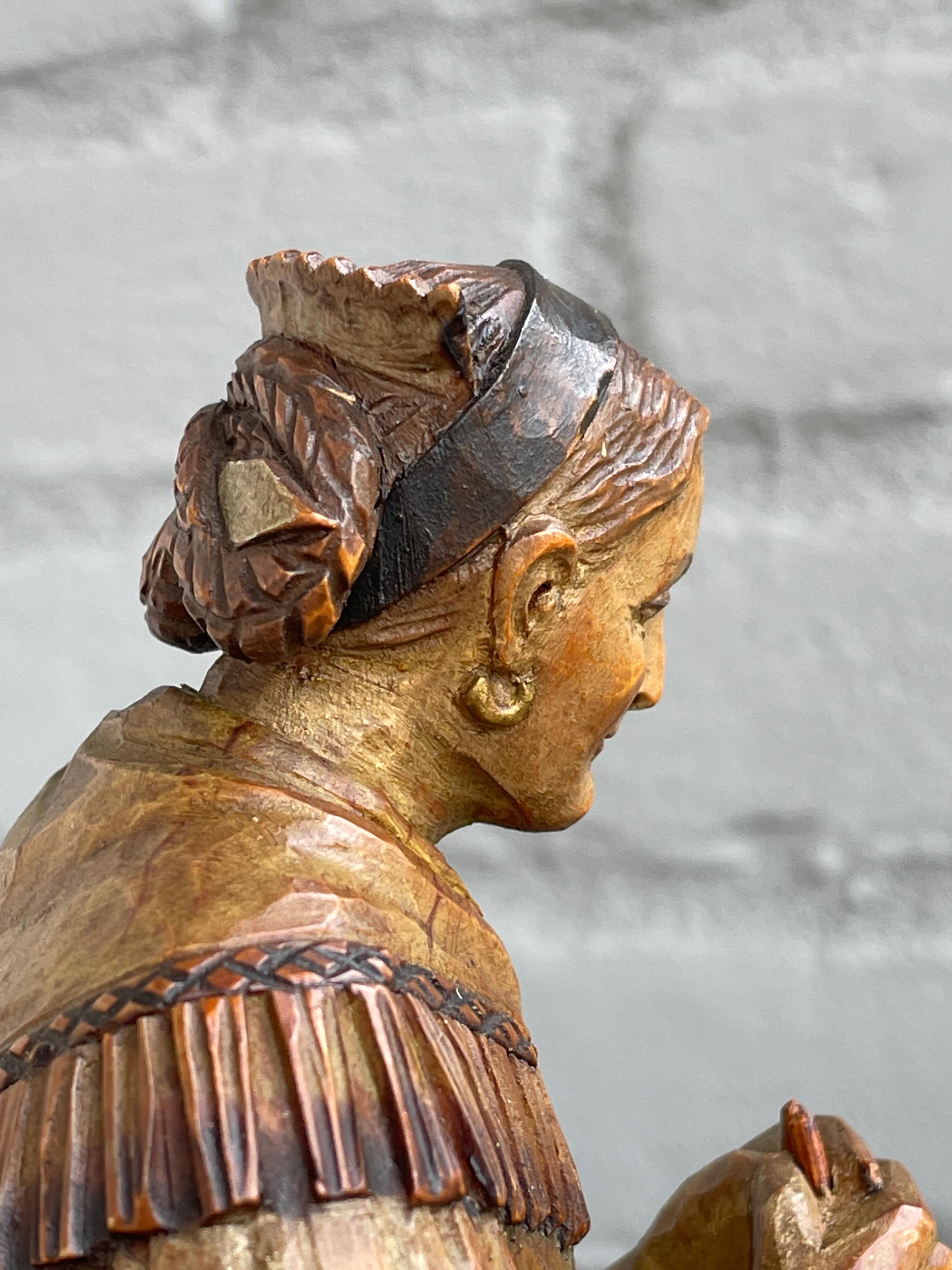 Antike geschnitzte Skulptur einer Bauernwife in Schwarzwälder Qualität, geschnitzt im Schwarzwaldstil im Angebot 1