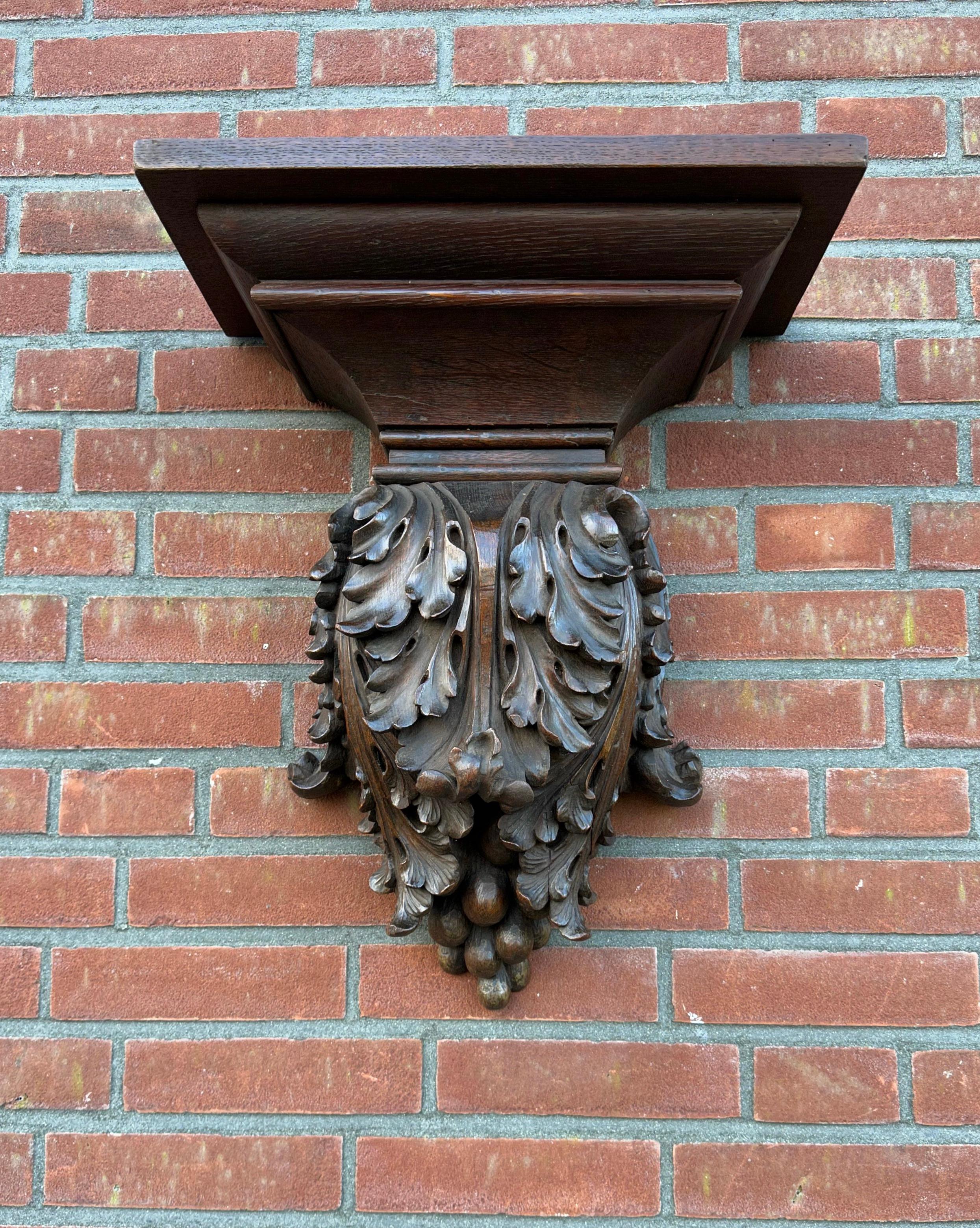 Antique & Top Quality Hand Carved Solid Oak Acanthus Leafs Wall Bracket or Shelf In Good Condition For Sale In Lisse, NL