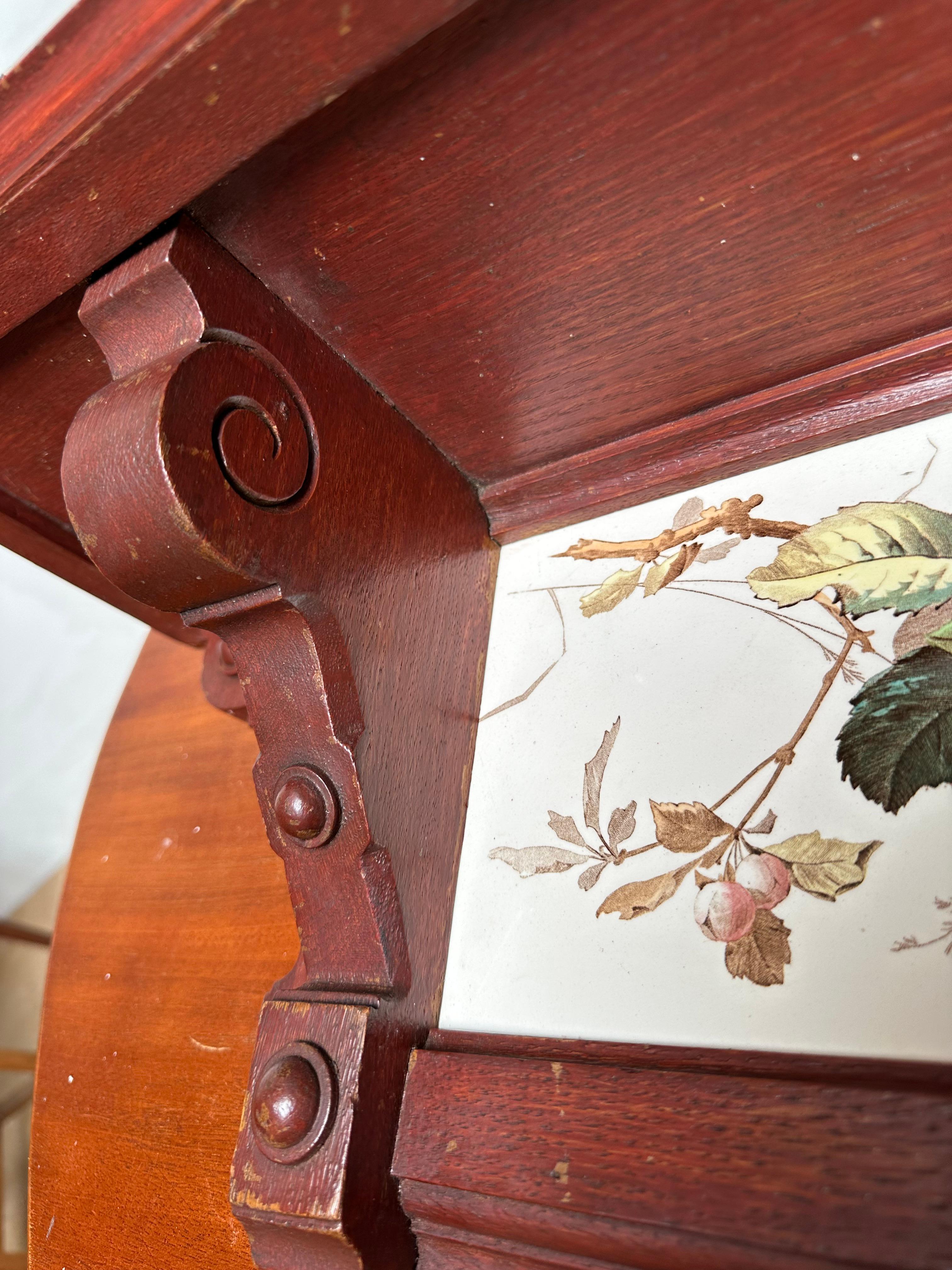 Antike & Top Qualität Wandhalterung / Regal w. Handbemalte, glasierte Porzellanfliesen (20. Jahrhundert) im Angebot