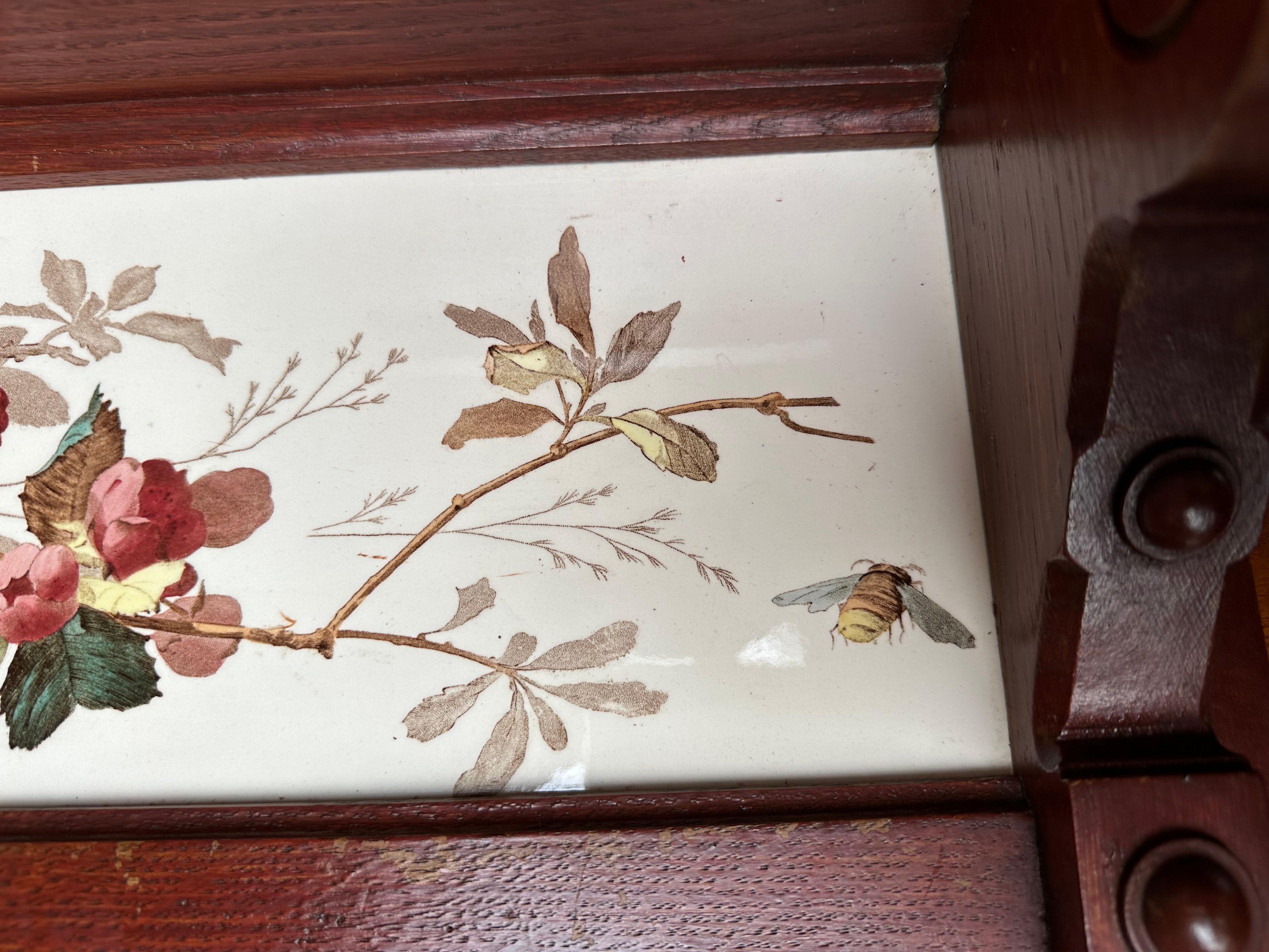 Antike & Top Qualität Wandhalterung / Regal w. Handbemalte, glasierte Porzellanfliesen (Farbe) im Angebot