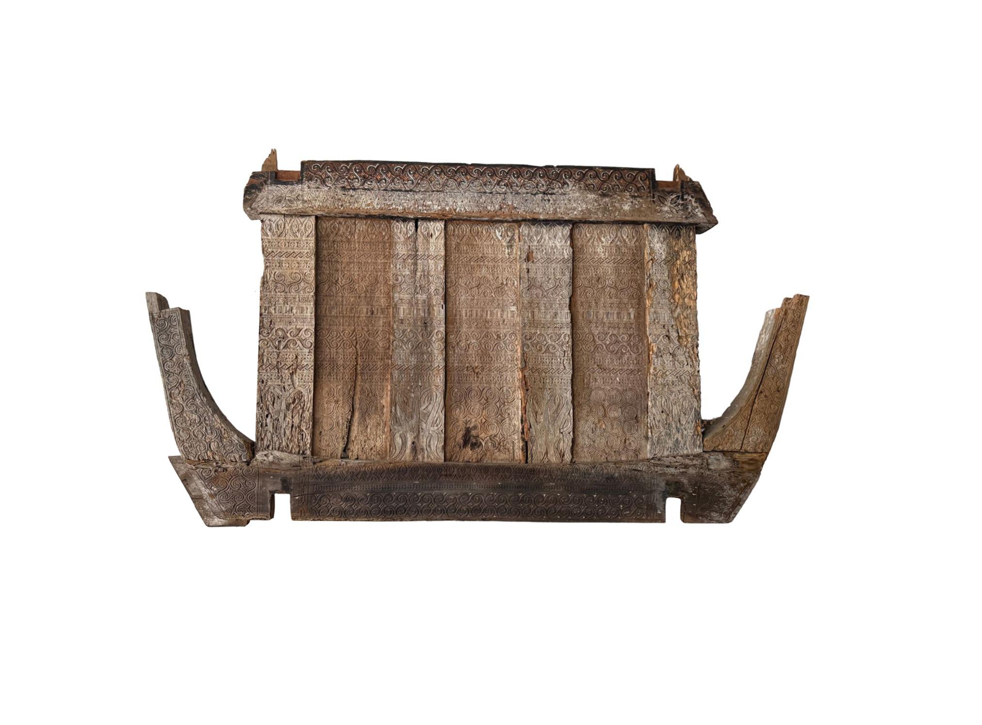 Ce panneau de bois sculpté de manière complexe provient du peuple Toraja du sud de Sulawesi, en Indonésie, réputé pour son travail du bois élaboré et ses riches traditions ancestrales. Fabriqué à la main, le panneau présente une série de motifs