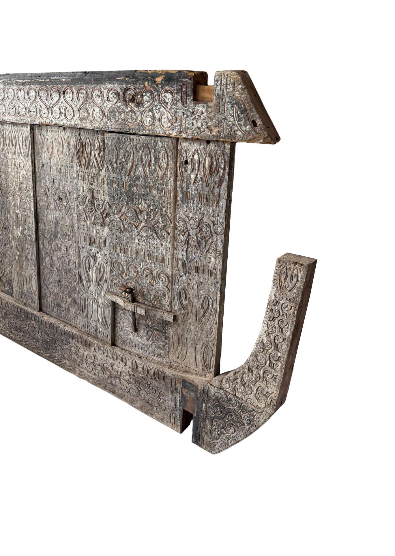 Artisanat Panneau ancien en bois de Toraja, Sulawesi, Indonésie, détail polychrome en vente