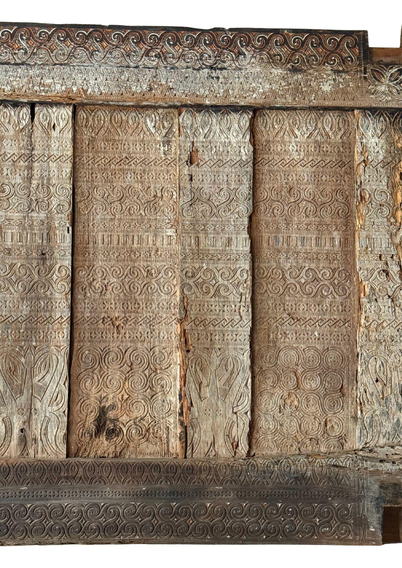 Artisanat Panneau ancien en bois de Toraja, Sulawesi, Indonésie, détail polychrome en vente