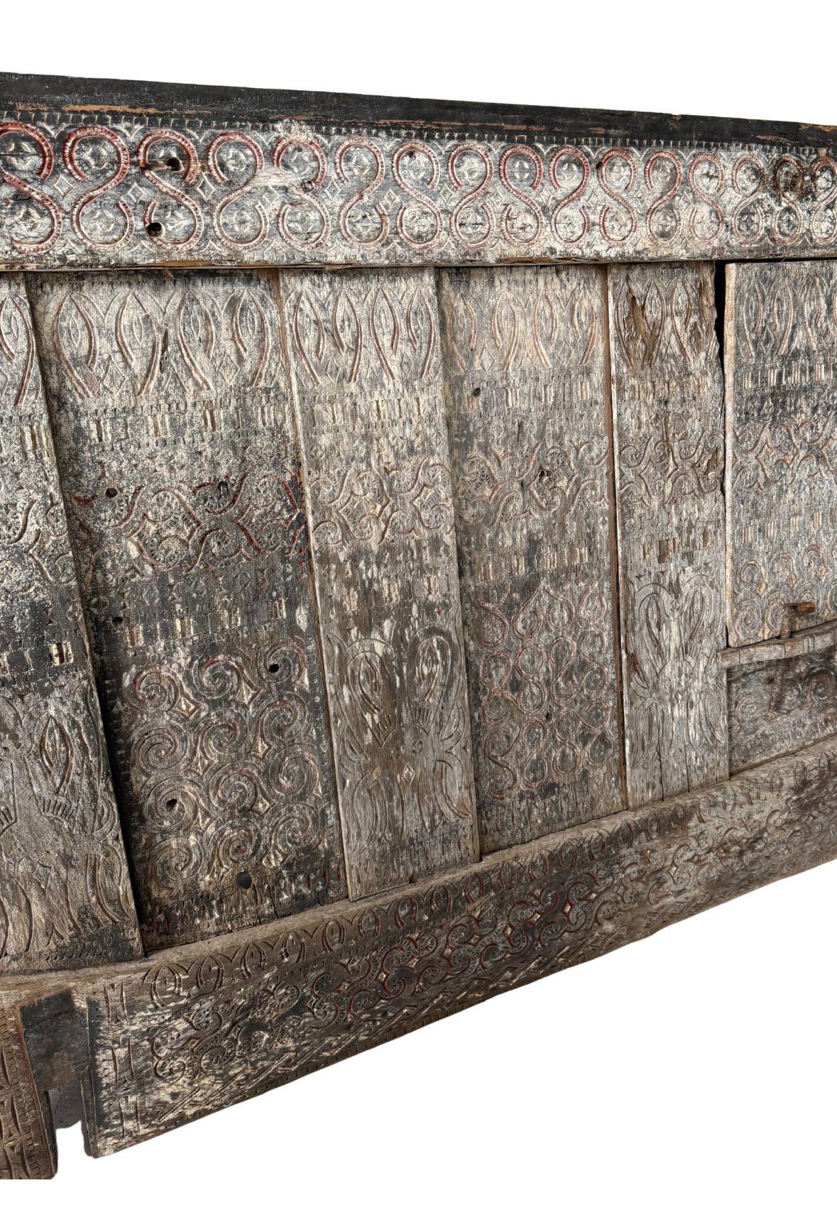 Indon�ésien Panneau ancien en bois de Toraja, Sulawesi, Indonésie, détail polychrome en vente