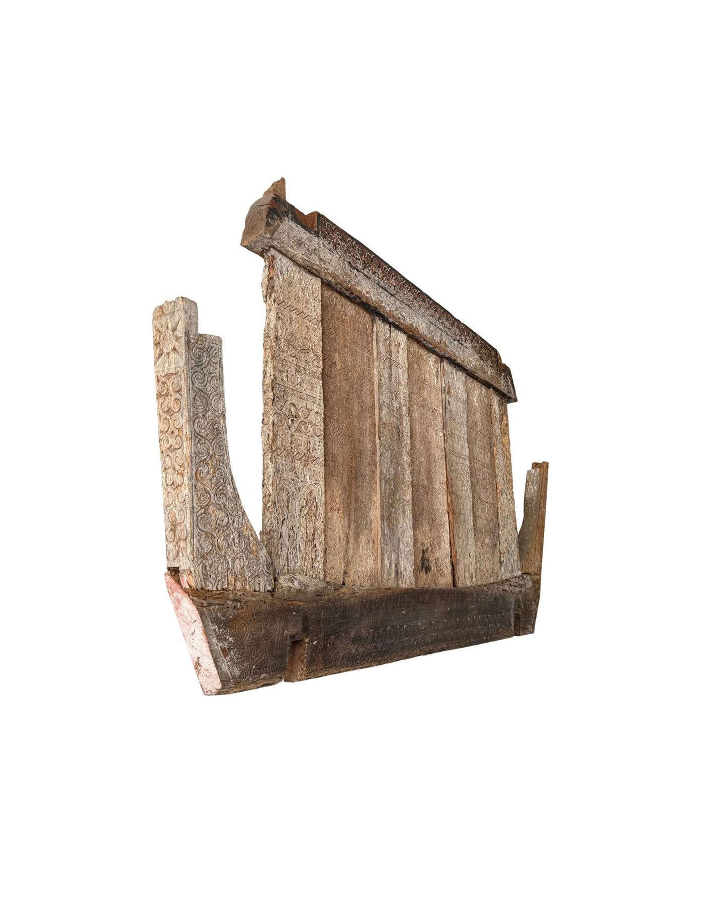 Indon�ésien Panneau ancien en bois de Toraja, Sulawesi, Indonésie, détail polychrome en vente