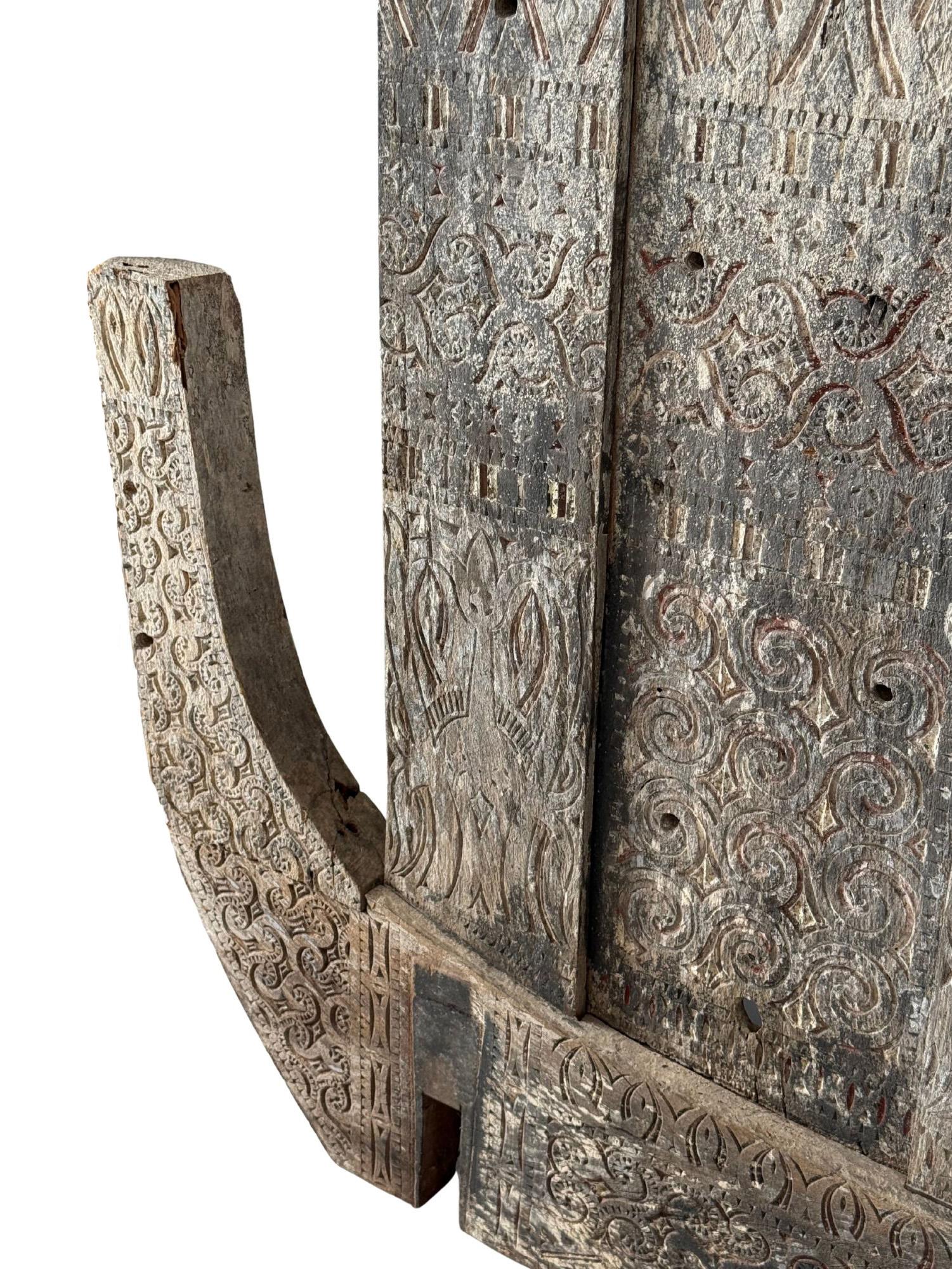 Fait main Panneau ancien en bois de Toraja, Sulawesi, Indonésie, détail polychrome en vente