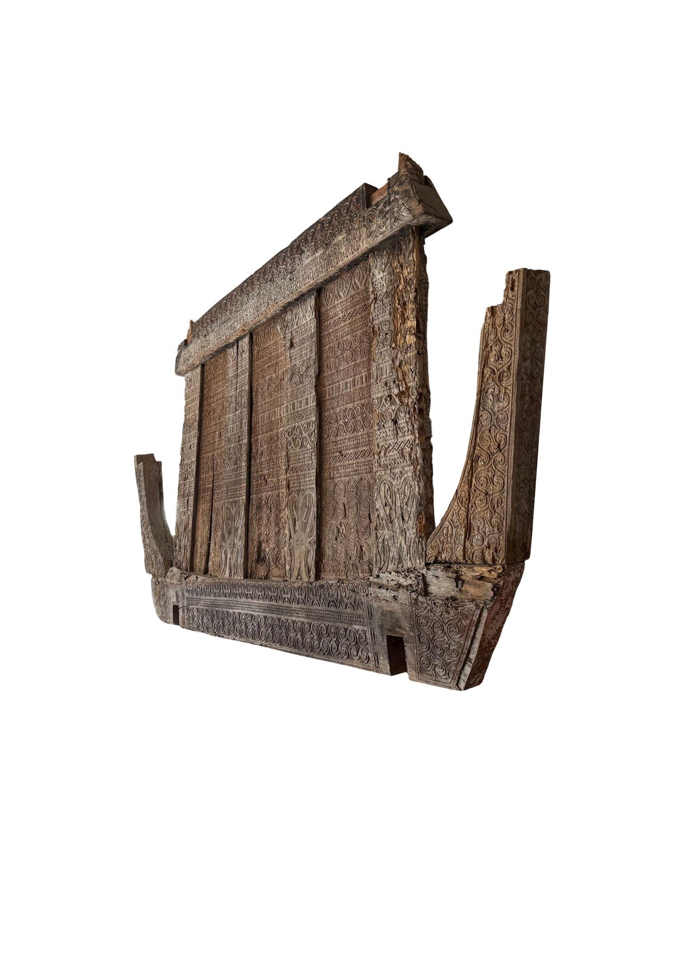 Fait main Panneau ancien en bois de Toraja, Sulawesi, Indonésie, détail polychrome en vente