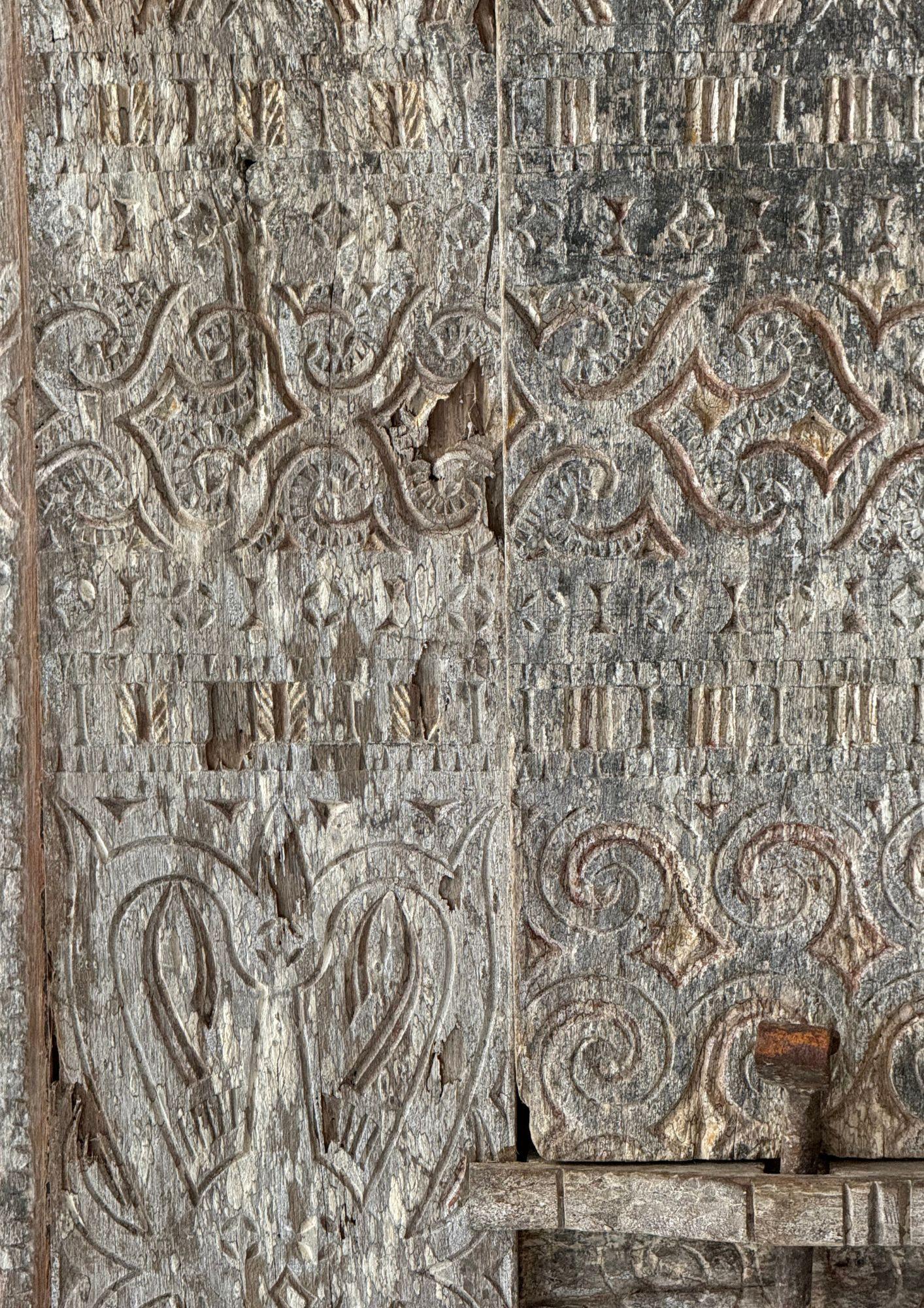 Panneau ancien en bois de Toraja, Sulawesi, Indonésie, détail polychrome Bon état - En vente à Jimbaran, Bali