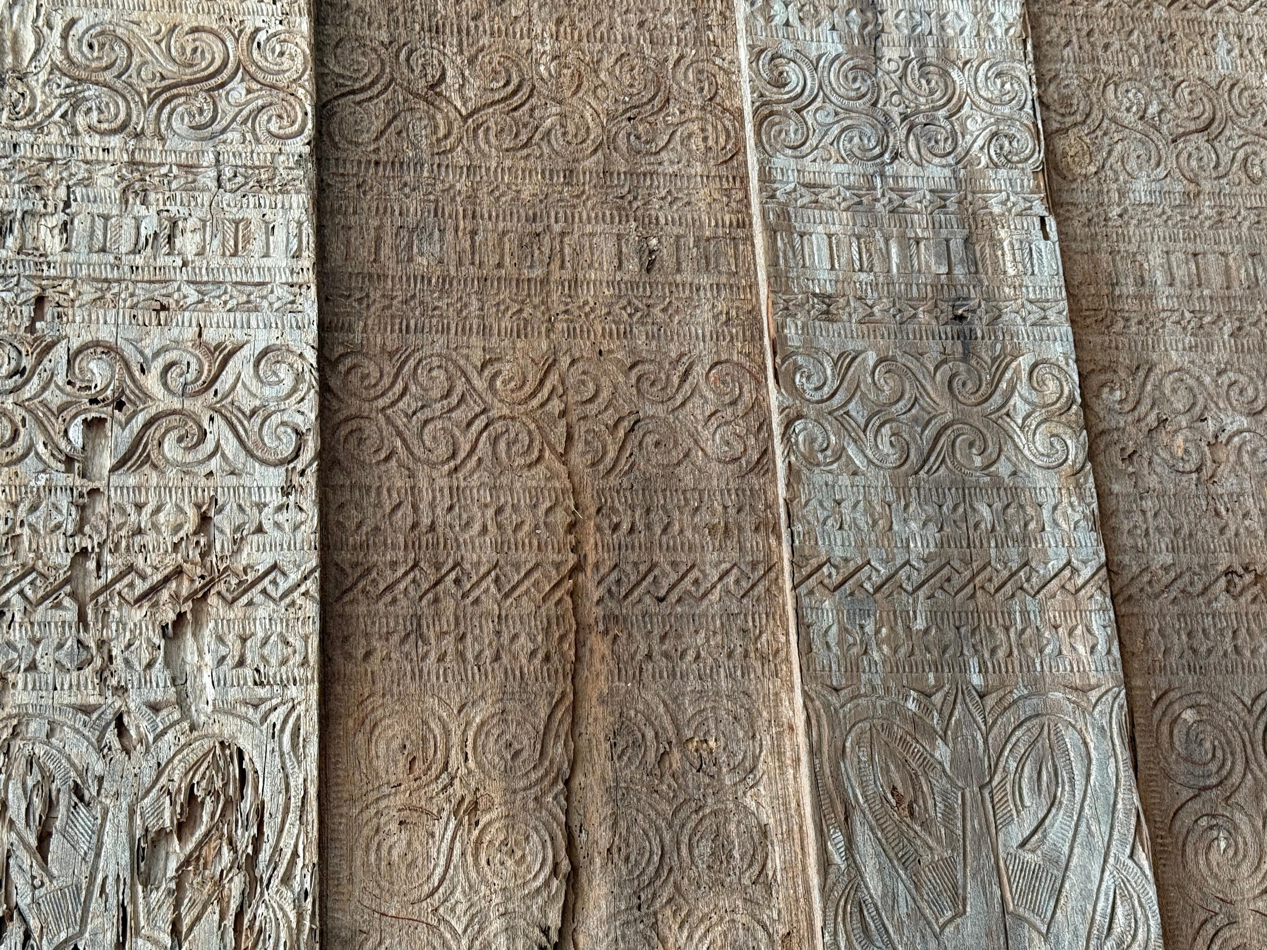 Panneau ancien en bois de Toraja, Sulawesi, Indonésie, détail polychrome Bon état - En vente à Jimbaran, Bali