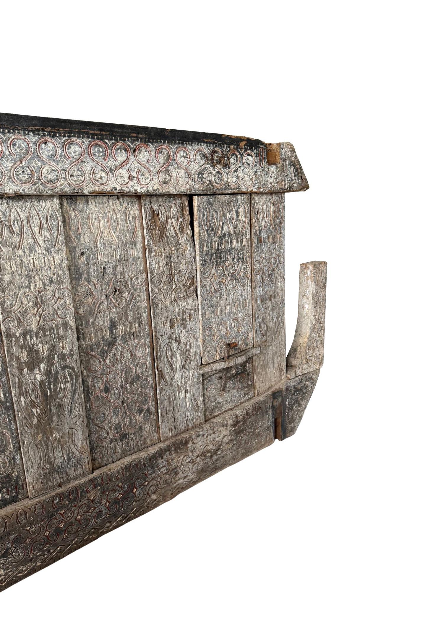 Début du 20ème siècle Panneau ancien en bois de Toraja, Sulawesi, Indonésie, détail polychrome en vente