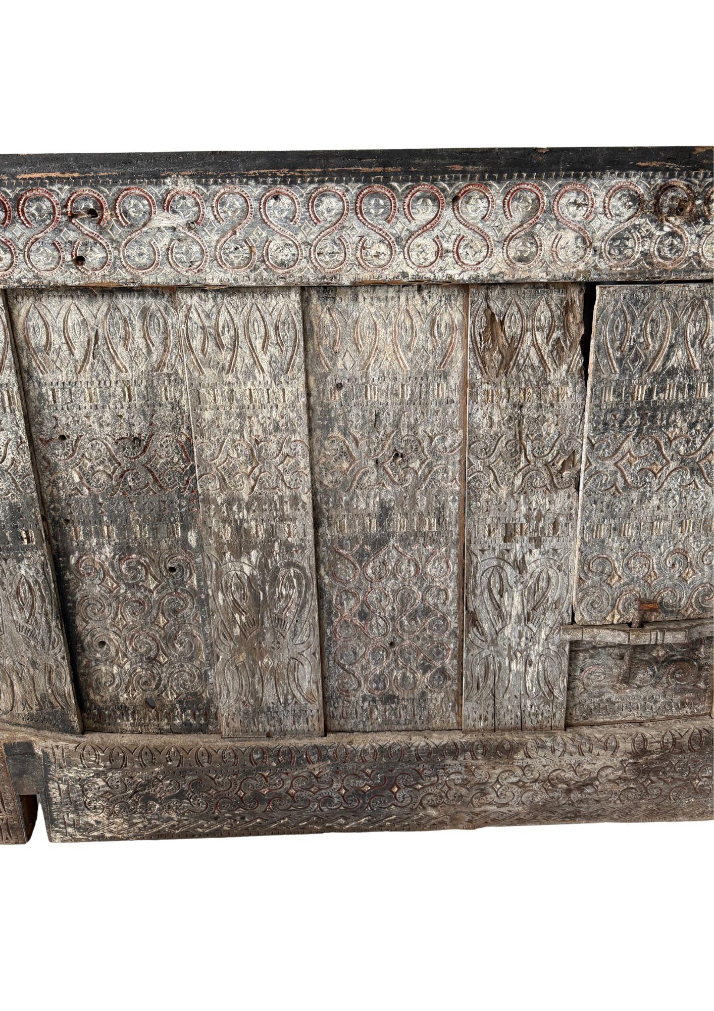 Fruitiers Panneau ancien en bois de Toraja, Sulawesi, Indonésie, détail polychrome en vente