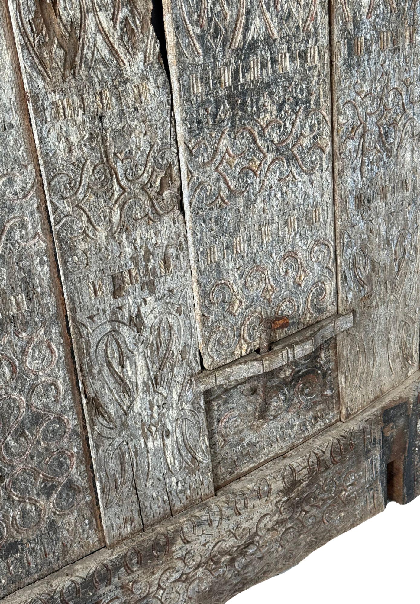 Panneau ancien en bois de Toraja, Sulawesi, Indonésie, détail polychrome en vente 1