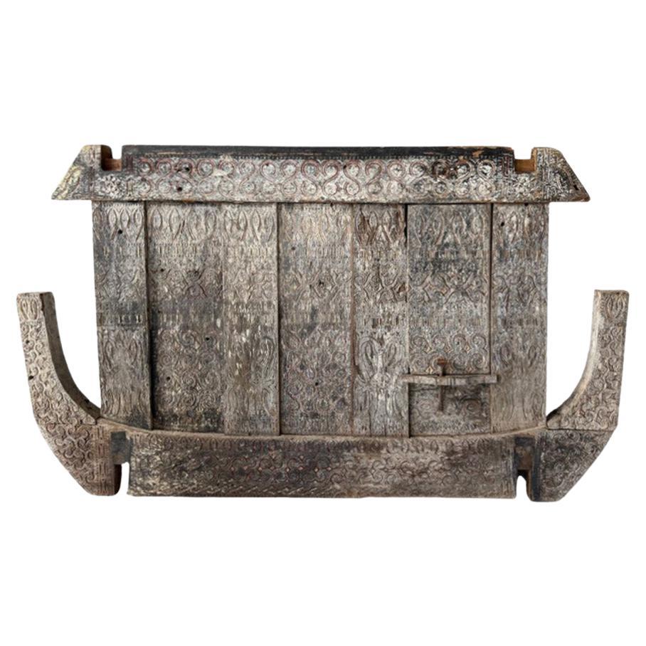 Panneau ancien en bois de Toraja, Sulawesi, Indonésie, détail polychrome en vente