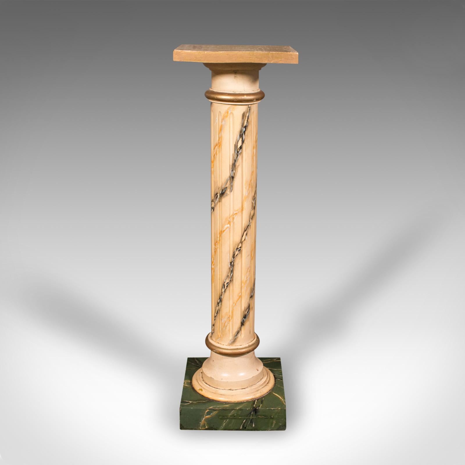 Il s'agit d'une colonne torchère ancienne. Un buste ou une jardinière en pin et en CIRCA avec une décoration en faux marbre peinte à la main, datant de la fin de la période victorienne, vers 1900. Un objet décoratif et polyvalent, idéal pour les