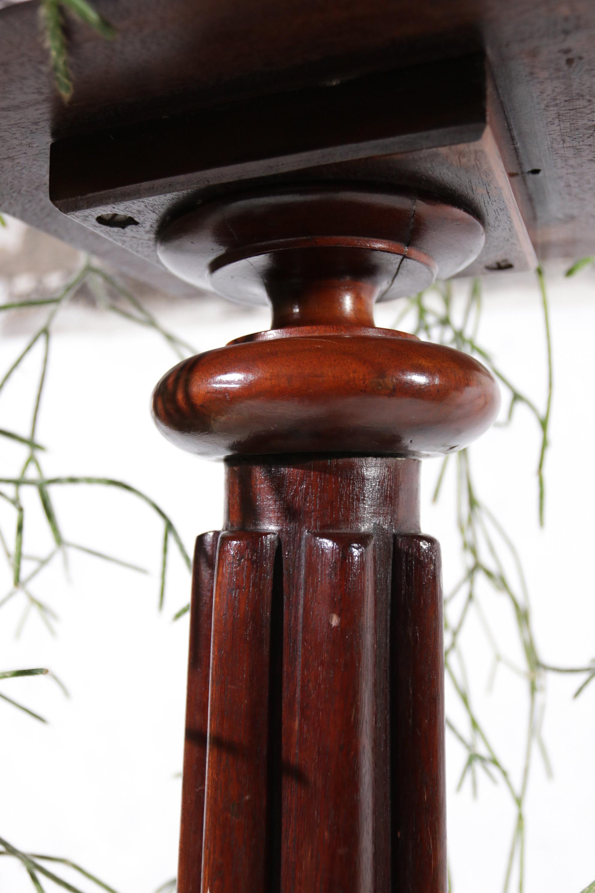 Antique Torchere Turned Hand Carved Mahogany Victorian English Pedestal In Good Condition For Sale In Boven Leeuwen, NL