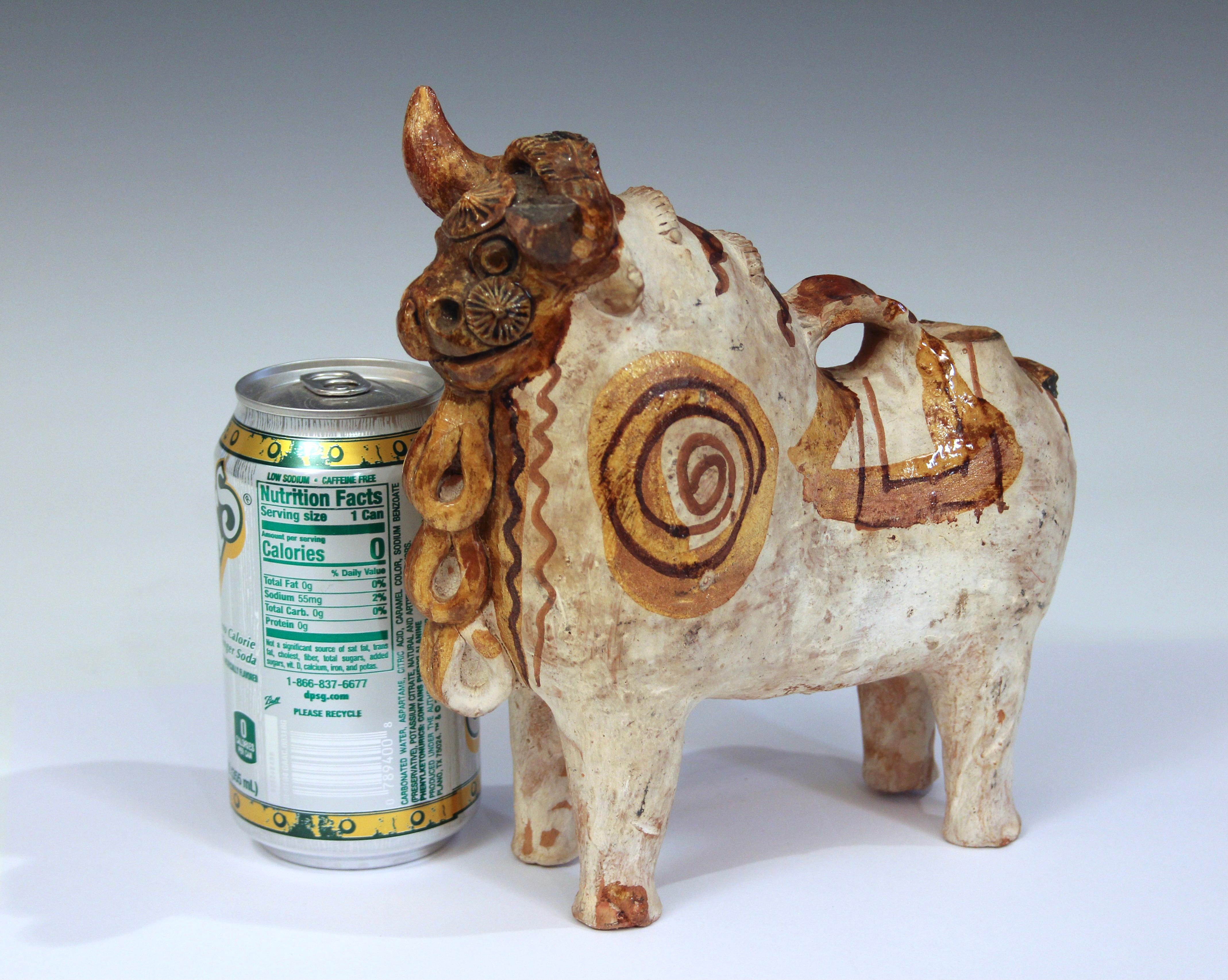 Antiguo Torito de Pucara Cerámica Popular Peruana Figura Toro Ceremonial siglo XX en venta