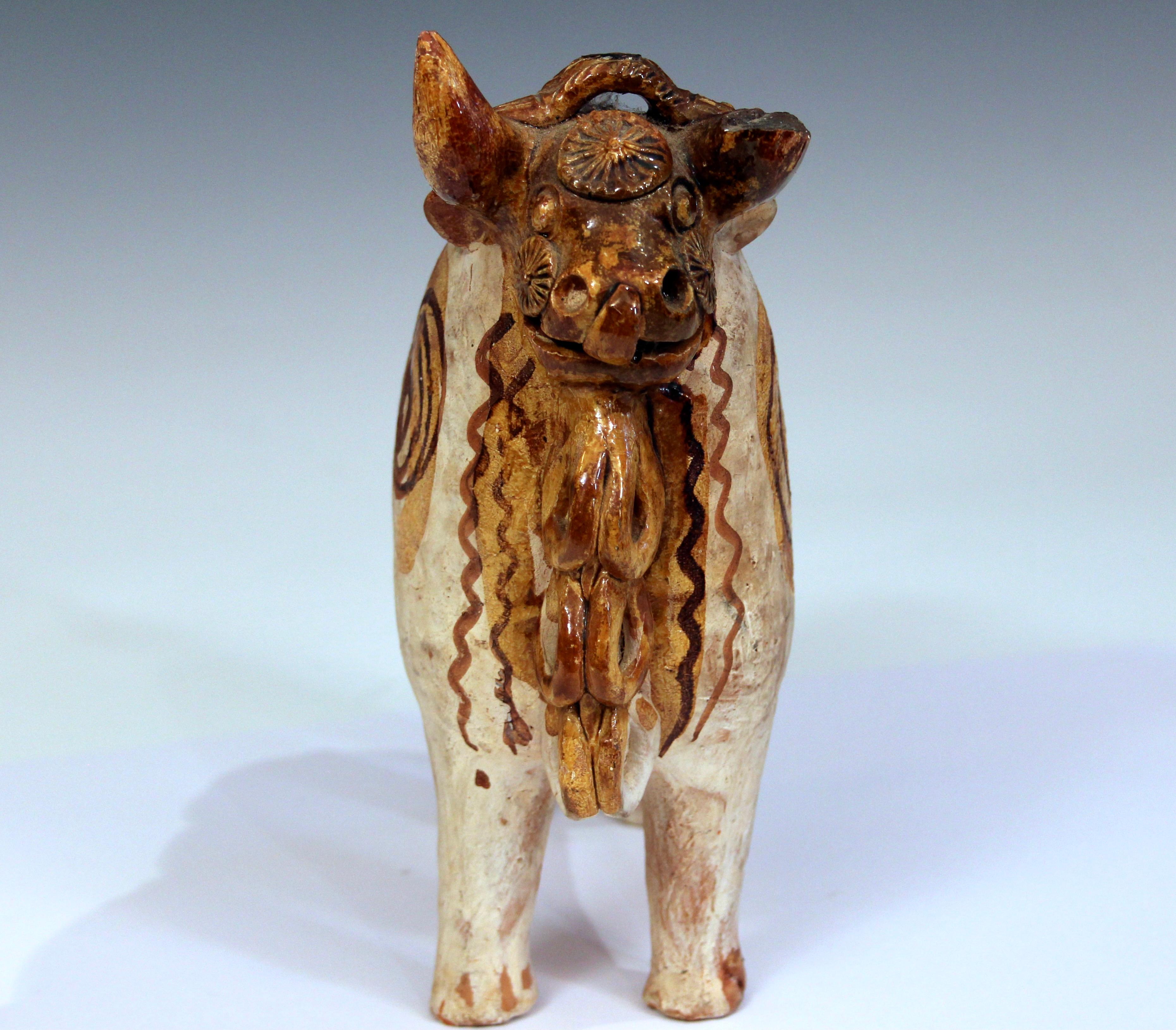 Antiguo Torito de Pucara Cerámica Popular Peruana Figura Toro Ceremonial en Bastante bueno estado para la venta en Wilton, CT