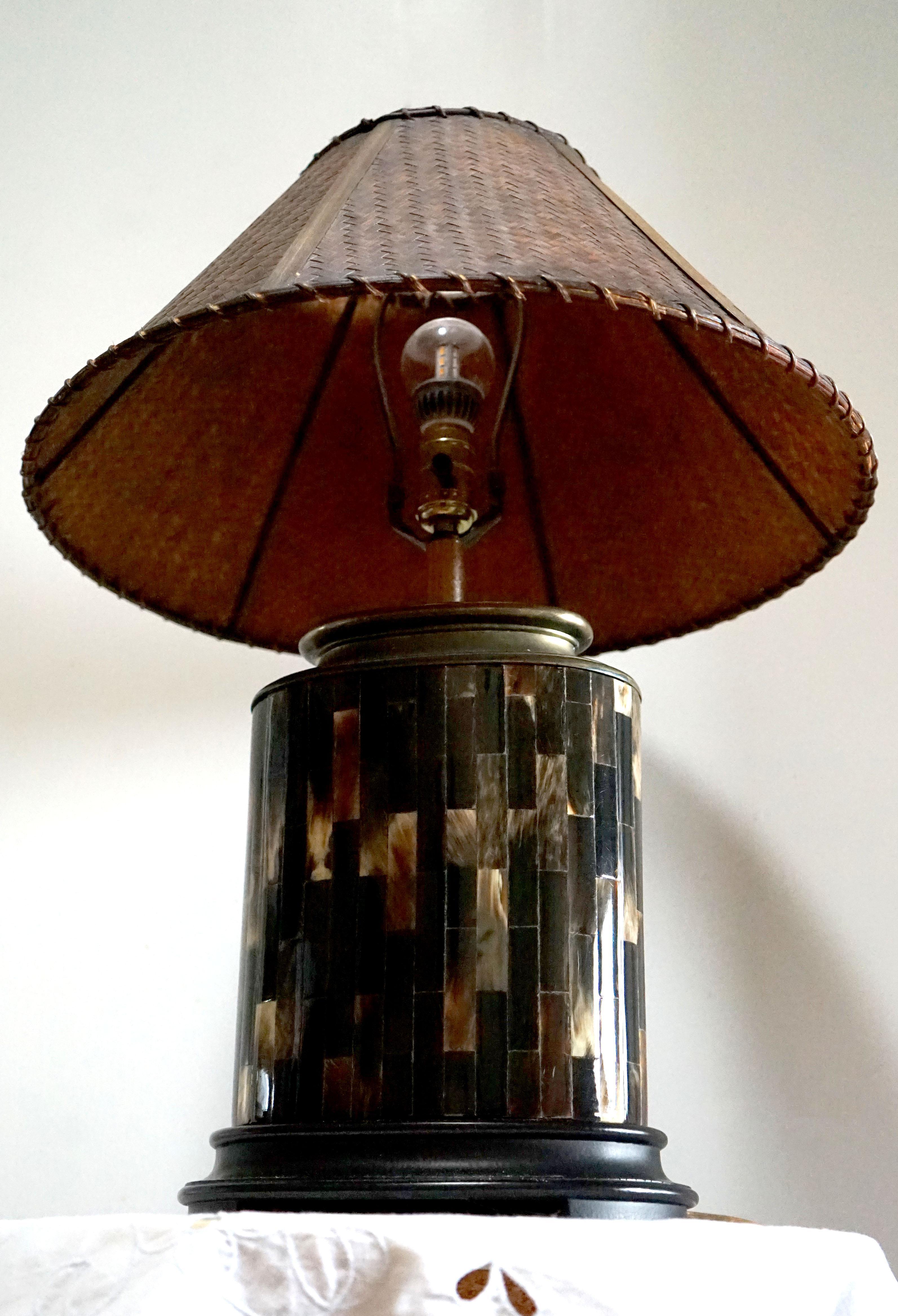 Lampe de bureau ancienne en placage de nacre et de tortue, fleuron d'origine Bon état - En vente à Lomita, CA