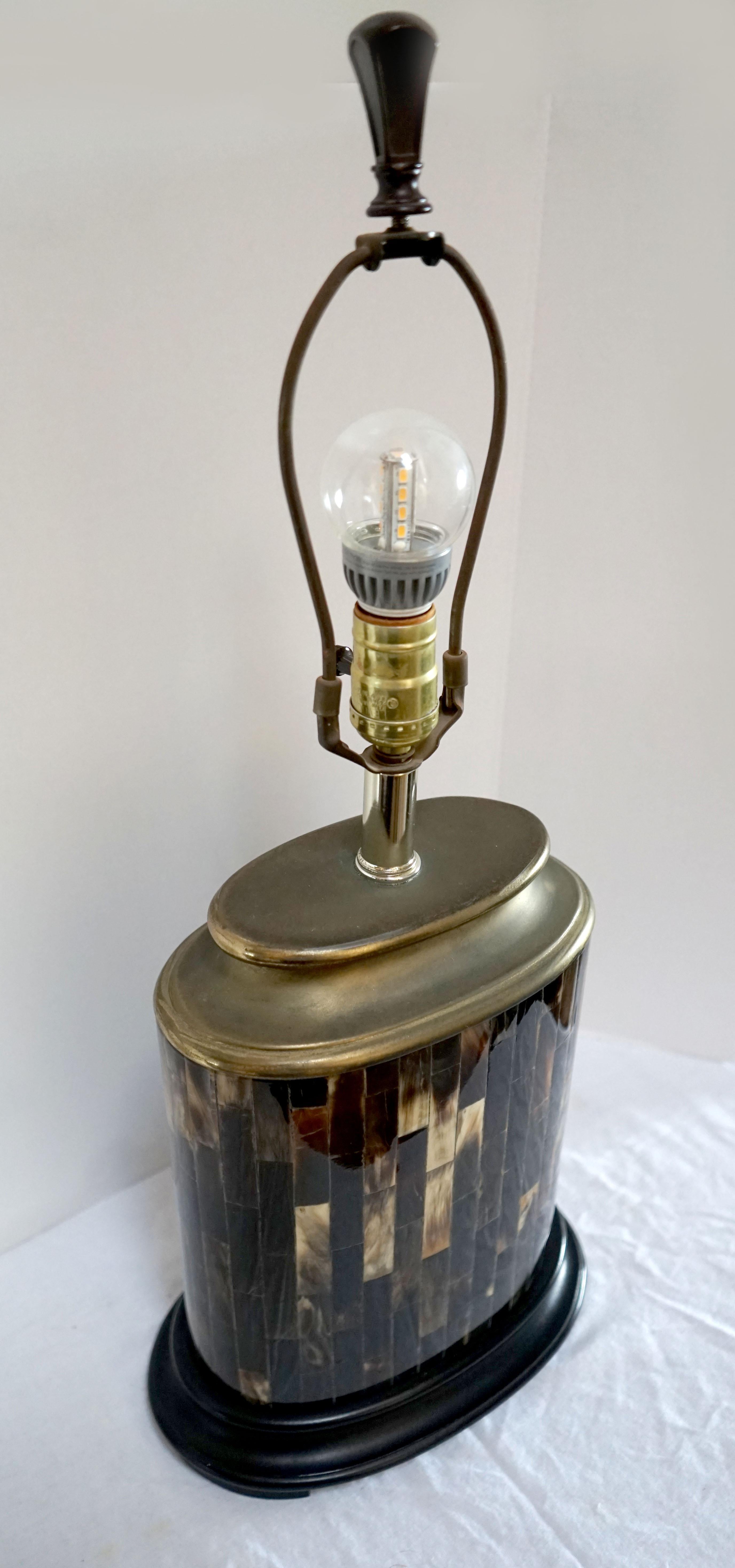 20ième siècle Lampe de bureau ancienne en placage de nacre et de tortue, fleuron d'origine en vente