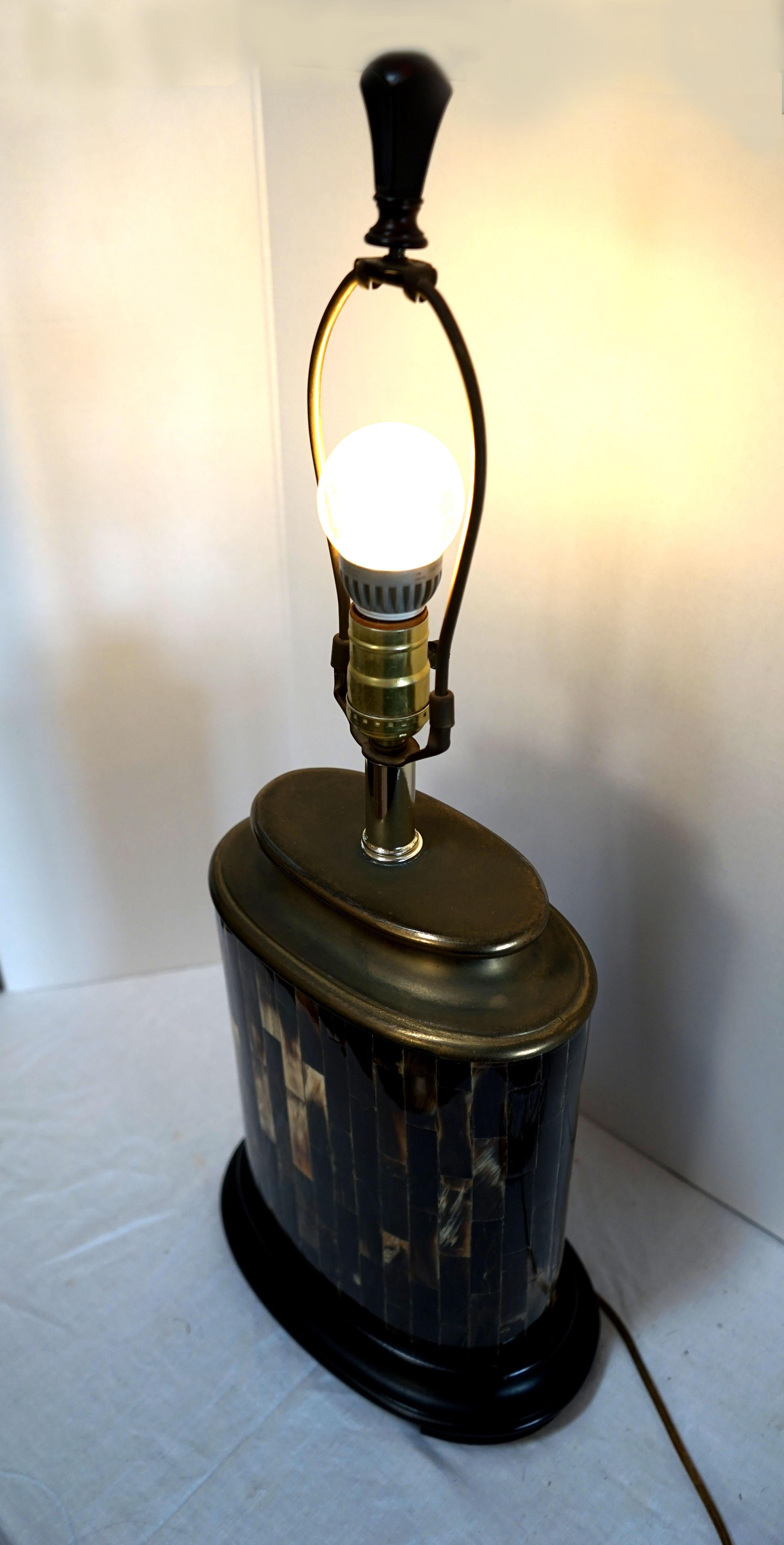 Écaille Lampe de bureau ancienne en placage de nacre et de tortue, fleuron d'origine en vente