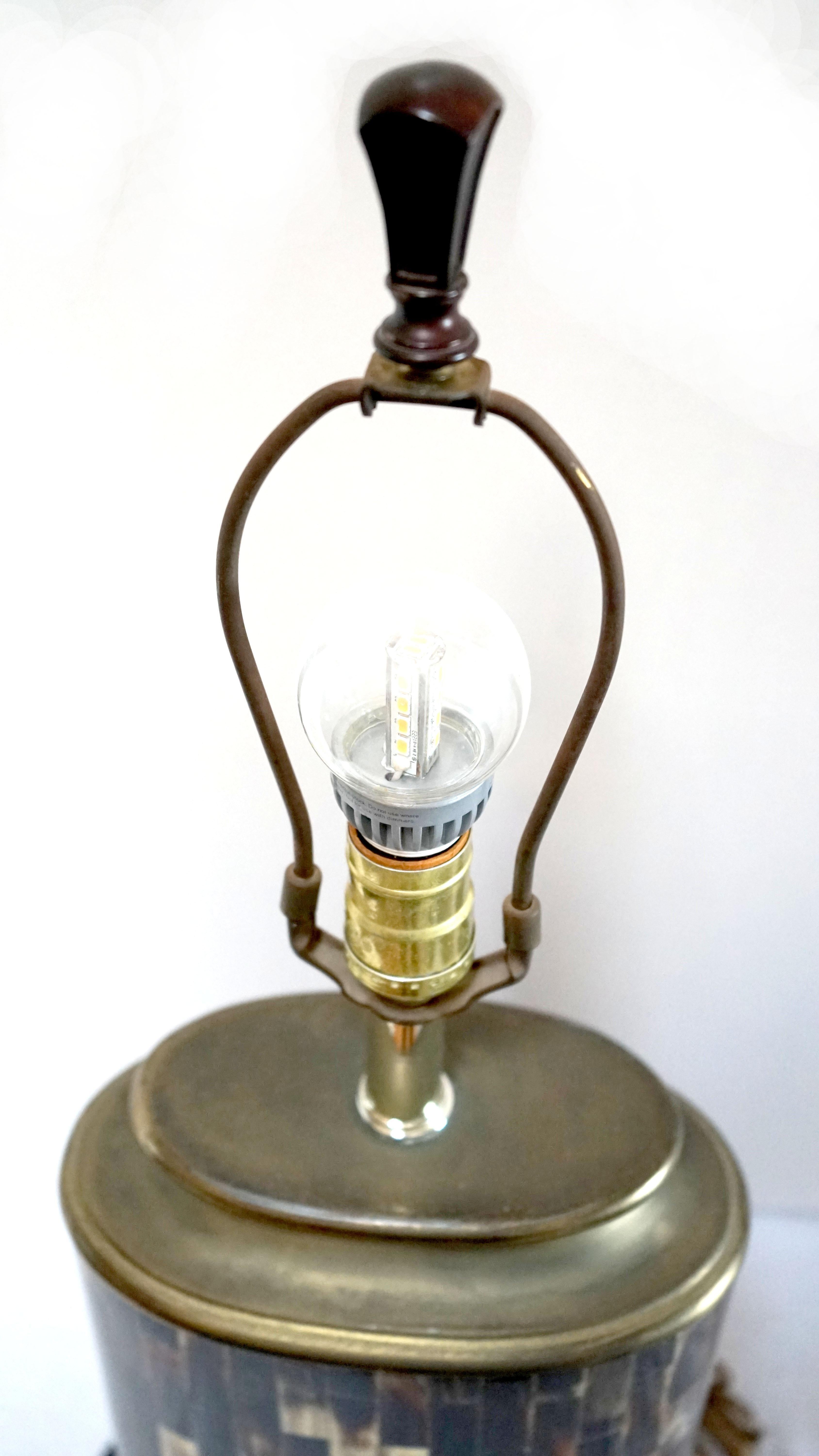 Lampe de bureau ancienne en placage de nacre et de tortue, fleuron d'origine en vente 1