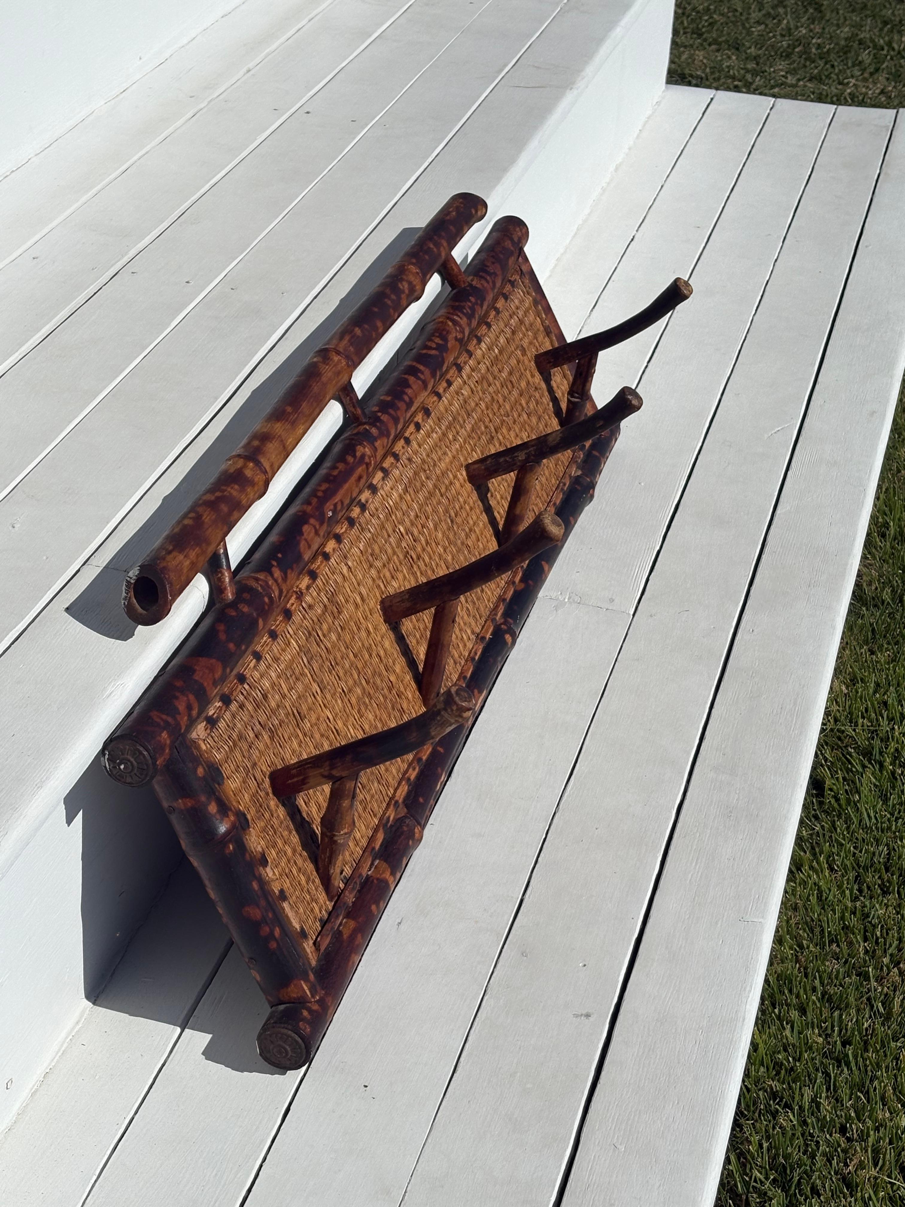 Grazioso appendiabiti in bambù con guscio di tartaruga. La rastrelliera ha un supporto in rattan intrecciato e 4 ganci in bambù. Terminali in bronzo sul bambù. Non conosco l'età o la provenienza, ma ha un aspetto da vecchio inglese con età e