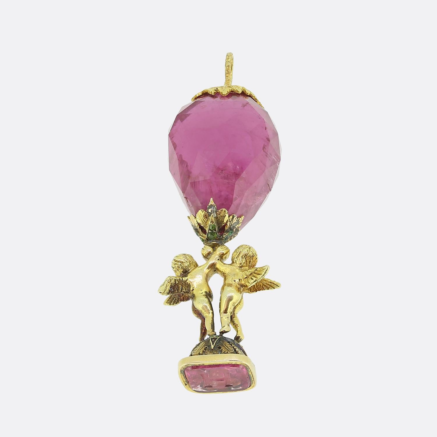 Il s'agit ici d'une création remarquable de l'époque géorgienne. Ce sceau ancien présente une grande tourmaline rose facettée et deux motifs de chérubins très détaillés, créés à partir d'un riche or jaune 18ct juste en dessous. D'imposants grenats