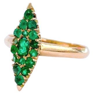 Bague ancienne en or russe 14k de style navette avec tourmaline verte naturelle fabriquée à Varsovie à l'époque impériale russe. La bague est marquée de l'étalon d'or impérial russe 56, de la marque initiale de l'assayeur AB et de la marque initiale