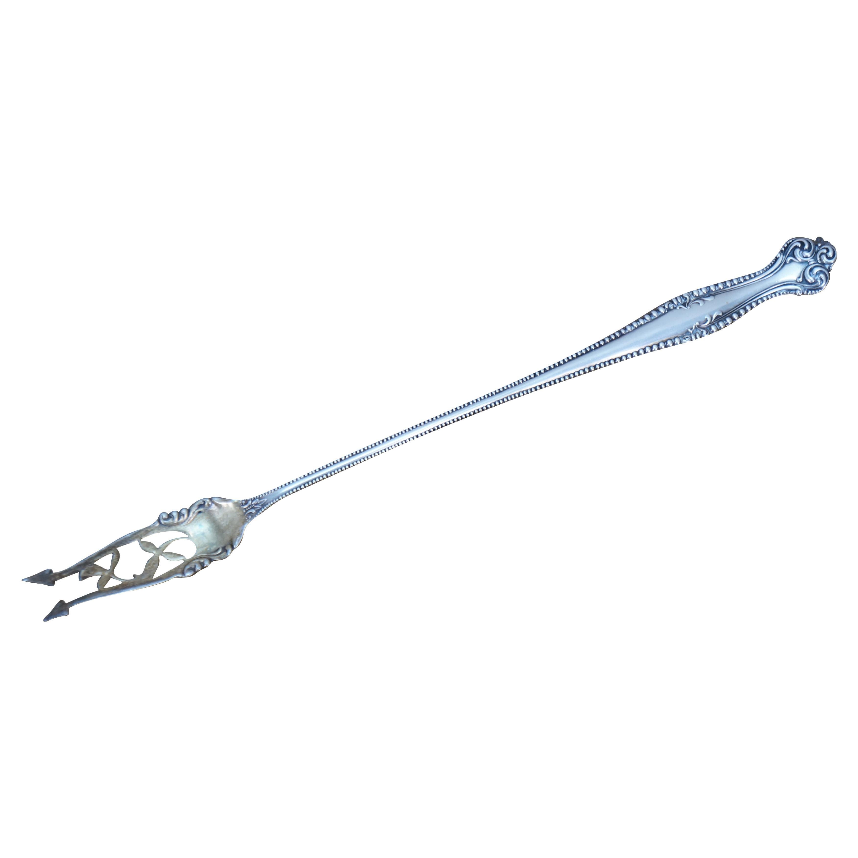 Antique Towle Sterling Silver Long Canterbury Olive Pickle Serving Fork 25g 9" (fourchette à cornichons) en vente