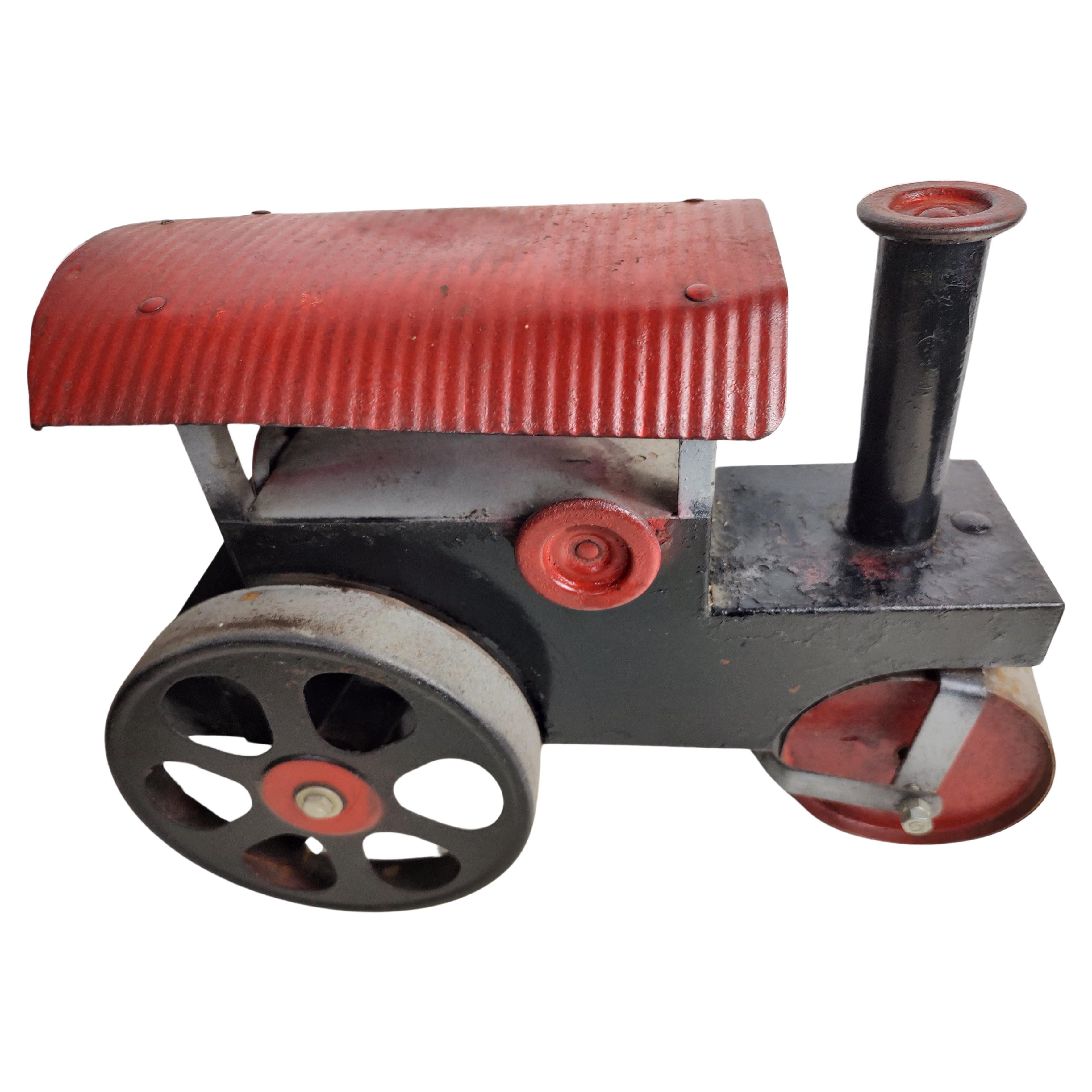 Grande giocattolo Steamroller degli anni '40. Nello stile di Buddy L. Riverniciato e alcuni componenti sono stati sostituiti. In eccellenti condizioni vintage con un'usura minima. Può essere spedito come pacco postale.