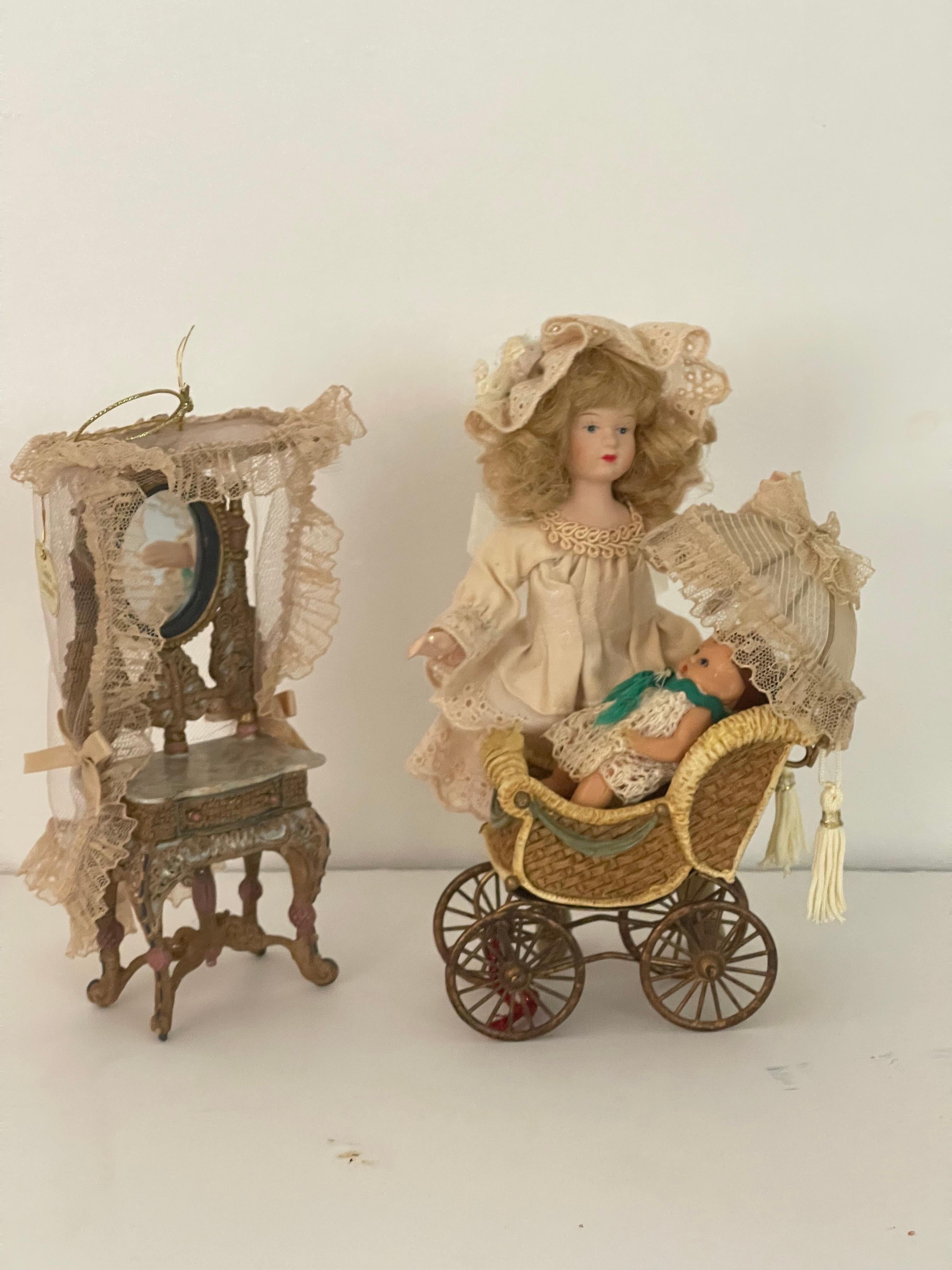 Juguetes antiguos- muñeca con cochecito y bebé, muebles antiguos para muñecas- espejo de pie tocador, 7@. Muñeca textil hecha a mano con muñeco de goma alemán en cochecito. 