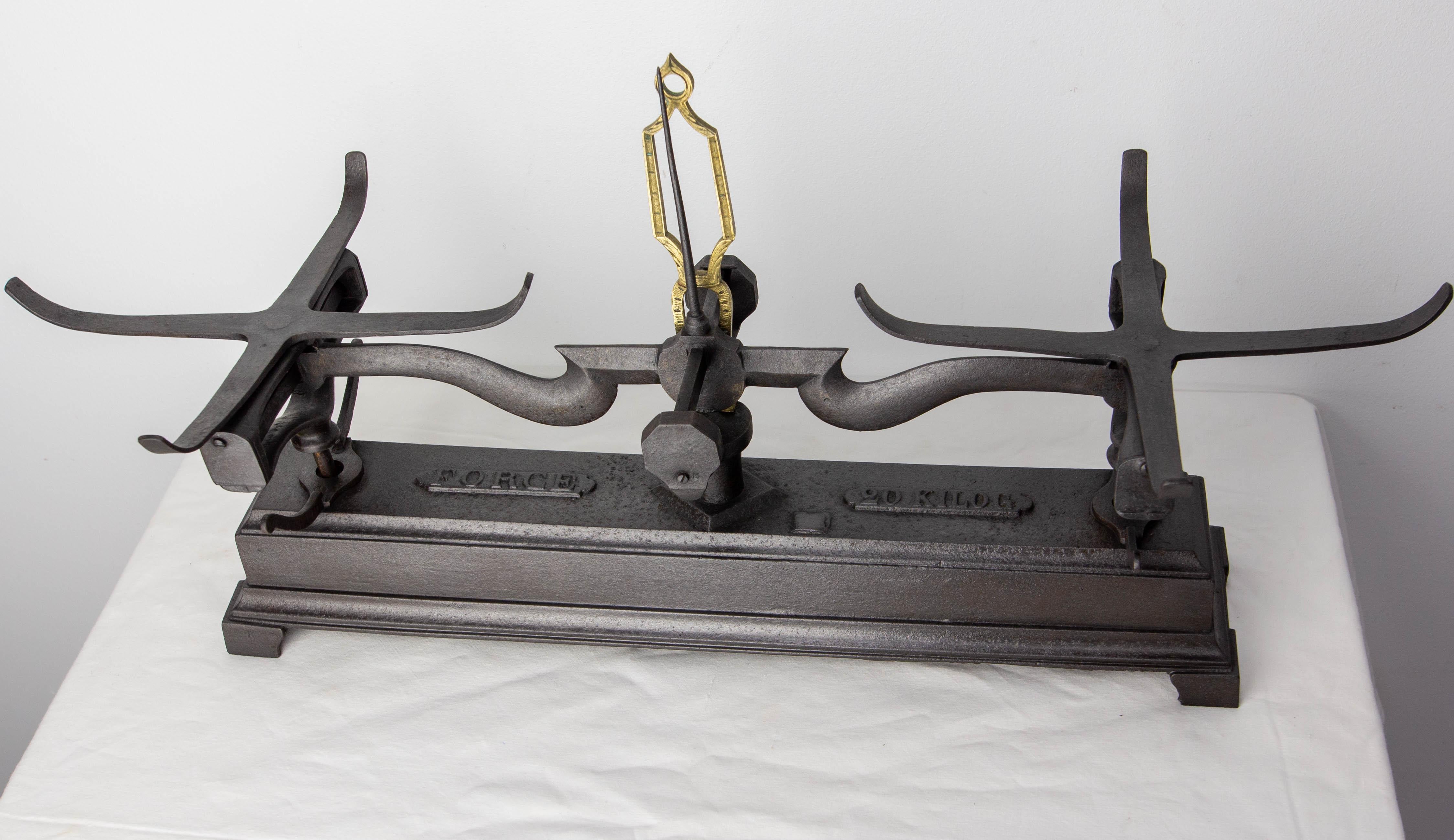 Antique Trade Scale Brass and Cast Iron, France, circa 1880 For Sale 4