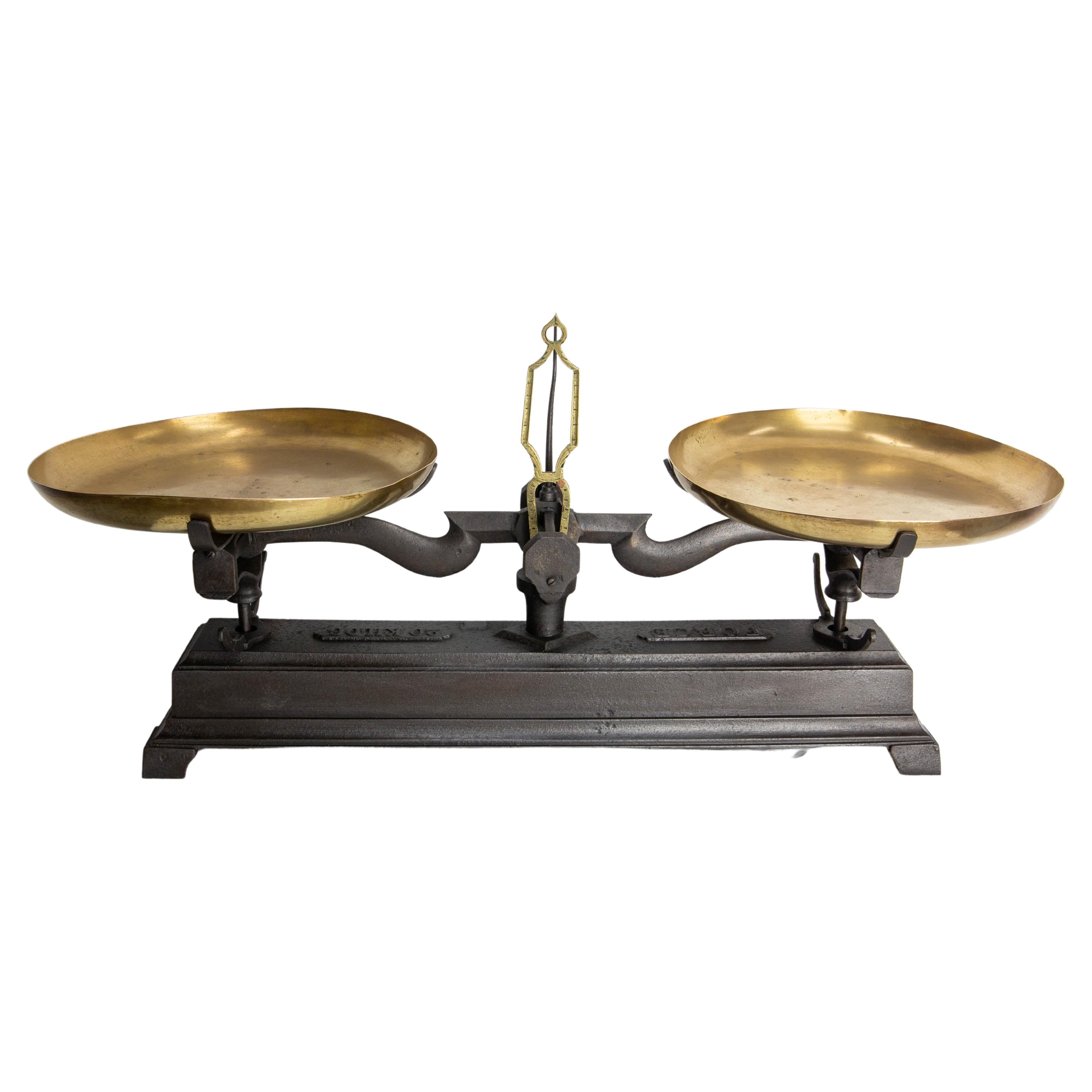 This trade scale was made in the late 19th century in France; It was a scale used by traders for retail
Brass and Cast-Iron
Patina and signs of use which make this antique object very characterful
Noticed in the cast iron : 