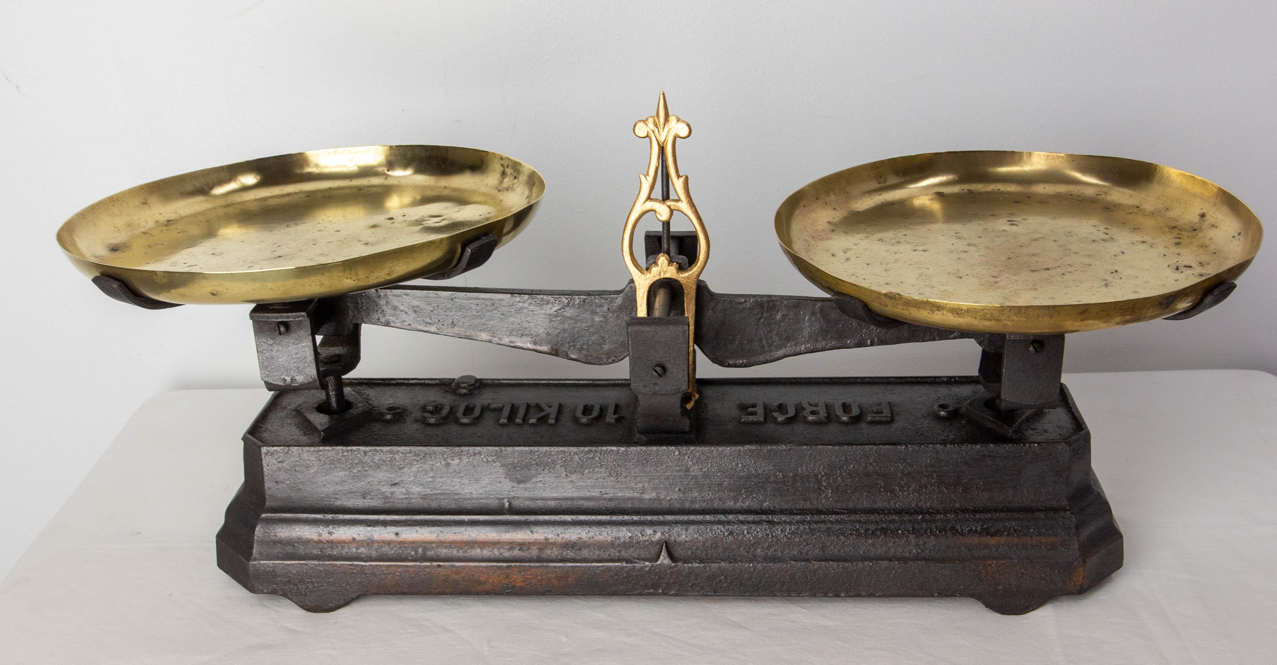 This trade scale was made in the late 19th century in France. It was a scale used by traders for retail
Brass and Cast-Iron
Patina and signs of use which make this antique object very characterful
Noticed in the cast iron : 