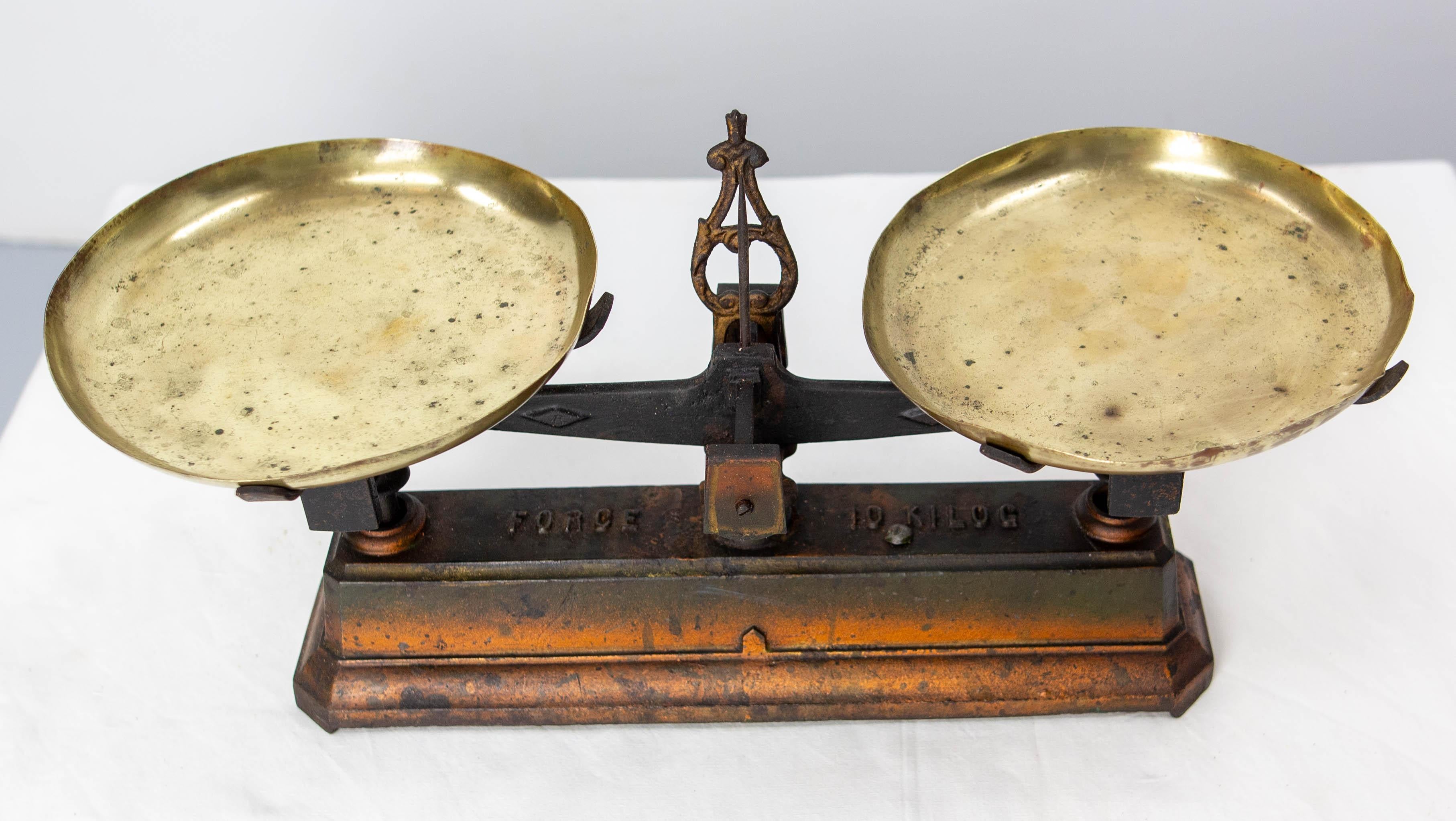 This trade scale was made in the late 19th century in France. It was a scale used by traders for retail.
Brass and painted cast-iron
Patina and signs of use which make this antique object very characterful
Noticed in the cast iron : 