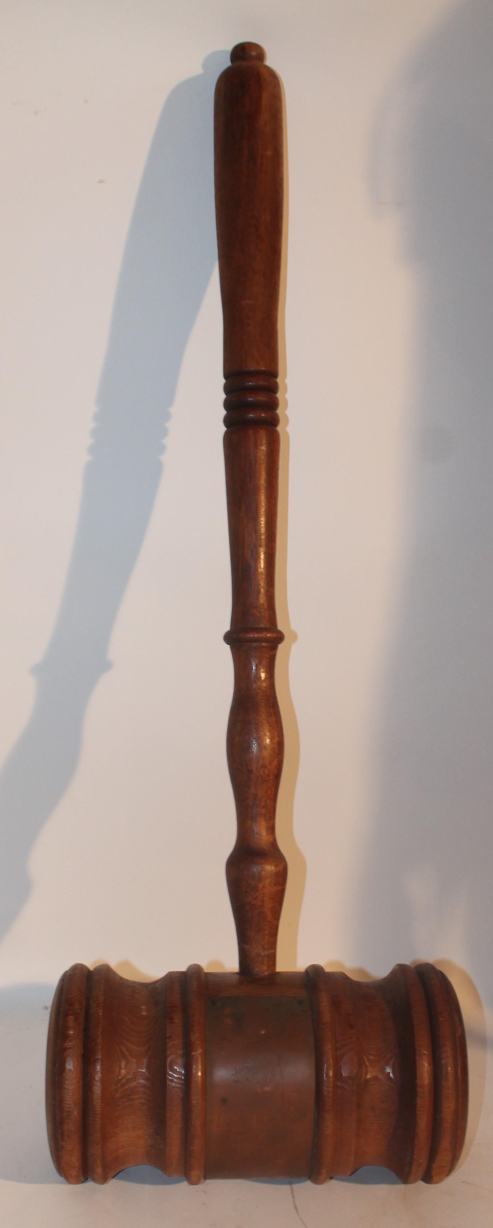 Dieser Hammer ist in sehr gutem Zustand und war ein Präsentationsstück.

Die Kupferplatte auf dem Hammer lautet wie folgt / Datiert 1941

Präsentiert von
Der Club Corona 20-30
Gewonnen von
Rote Länder #121 - 1-12-41
Corona26 #23