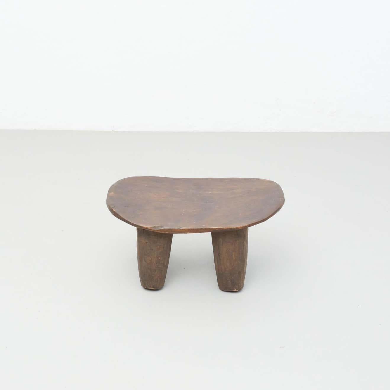 Antiker traditioneller afrikanischer Holzhocker - CIRCA 1930 (Rustikal) im Angebot