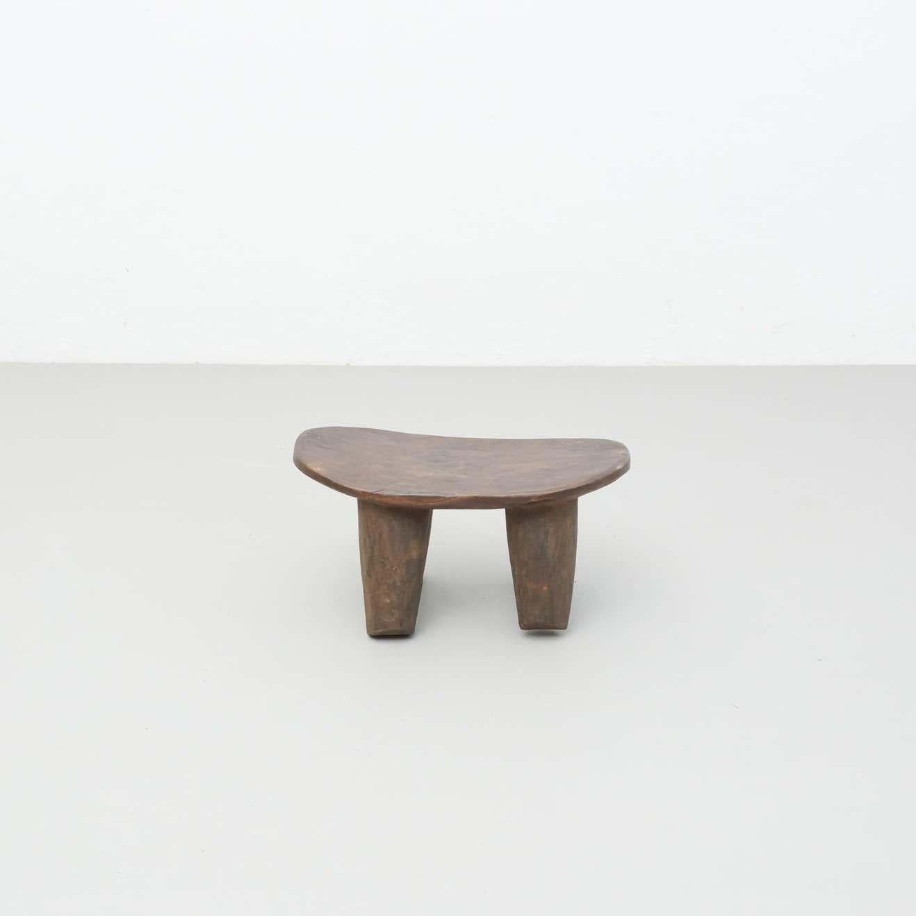 Antiker traditioneller afrikanischer Holzhocker - CIRCA 1930 im Angebot 1
