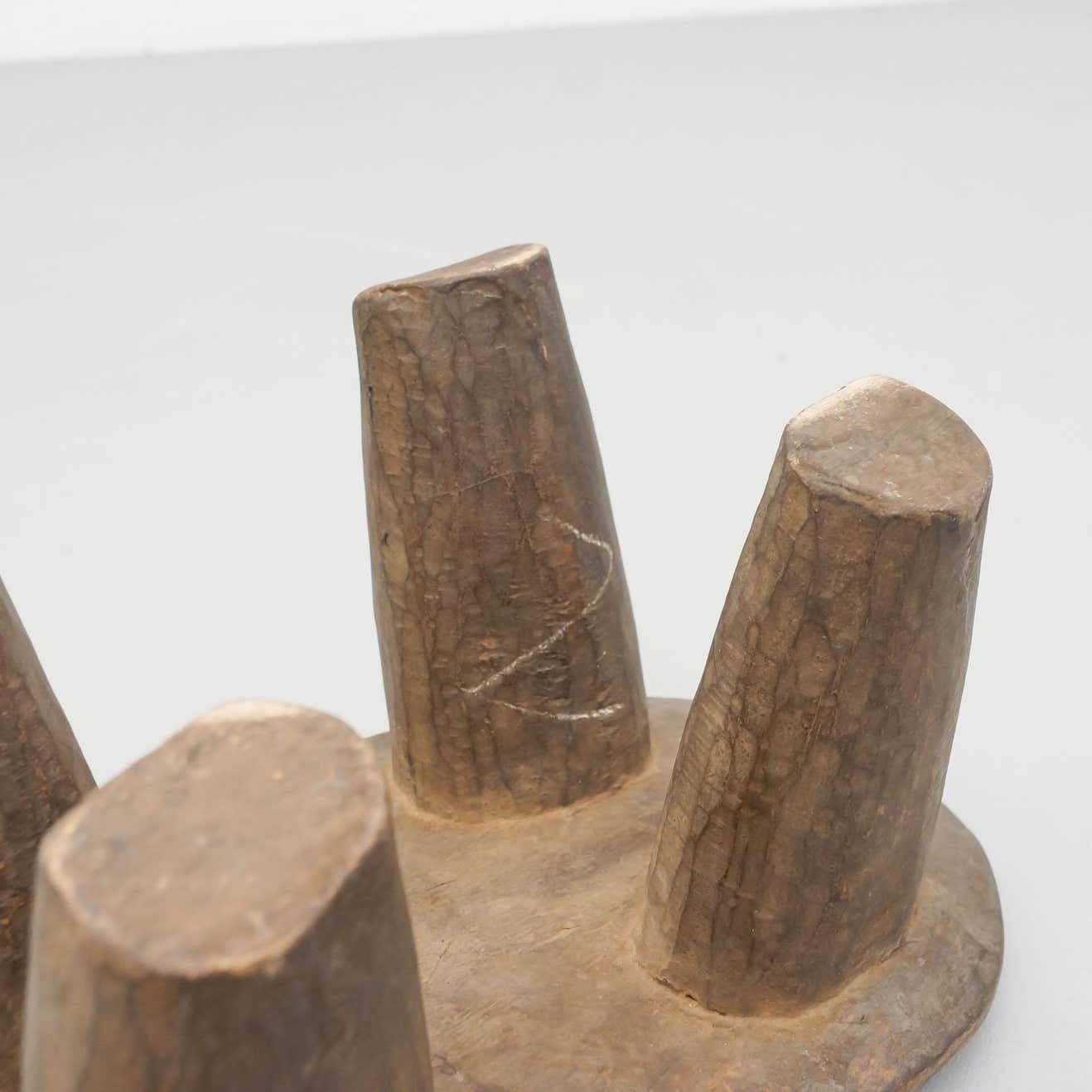 Antiker traditioneller afrikanischer Holzhocker - CIRCA 1930 im Angebot 3