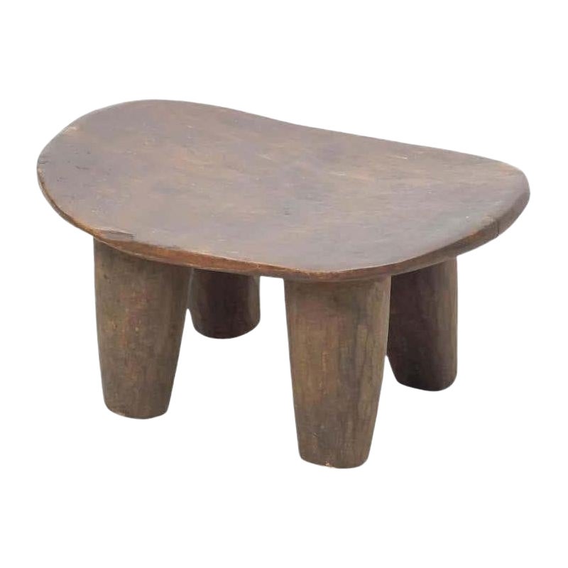 Antiguo taburete tradicional africano de madera, circa 1930 en venta