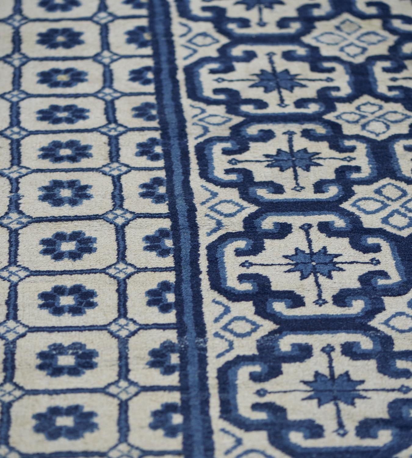 Tapis chinois pékinois traditionnel ancien en laine bleue Excellent état - En vente à West Hollywood, CA