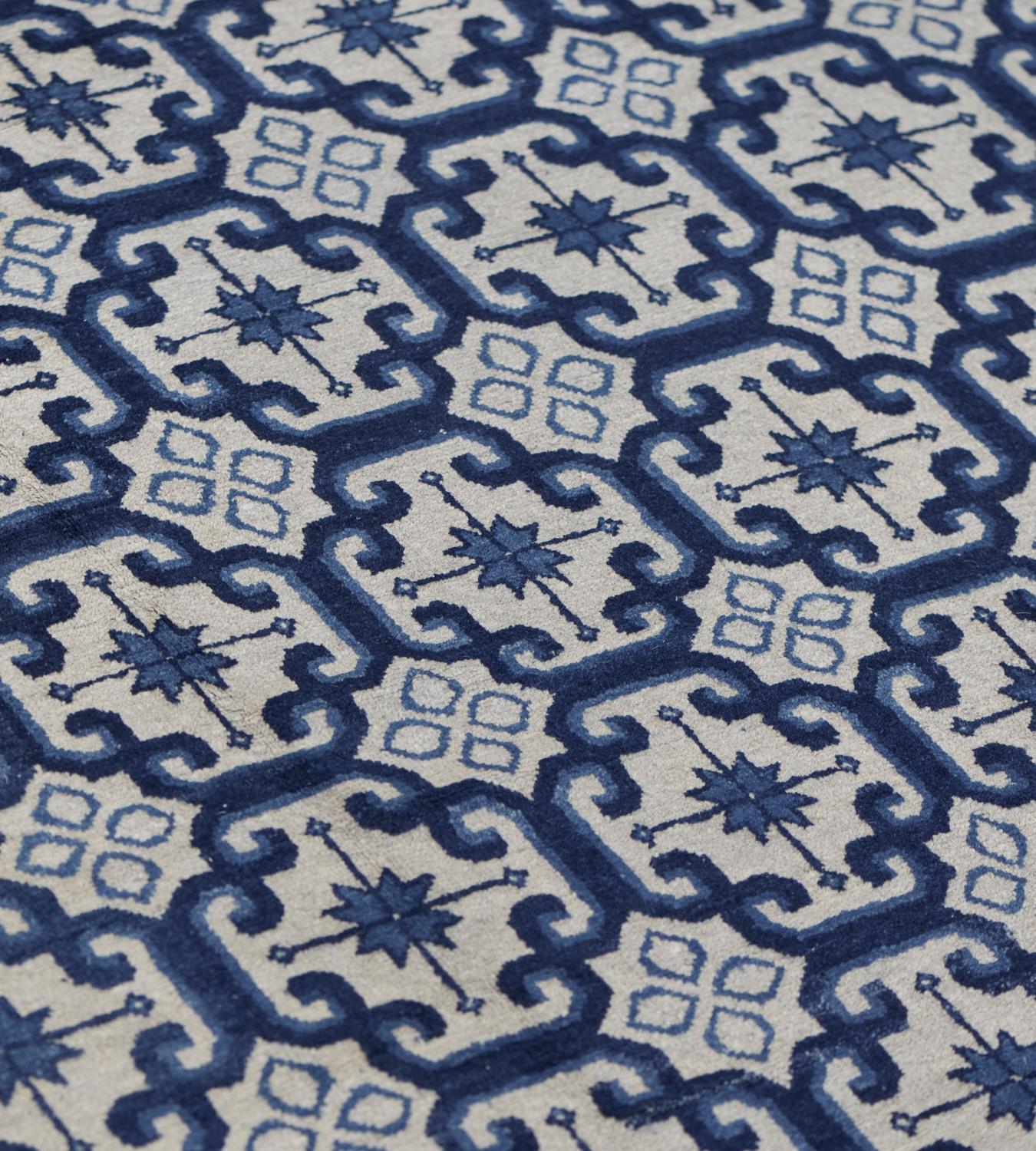 20ième siècle Tapis chinois pékinois traditionnel ancien en laine bleue en vente