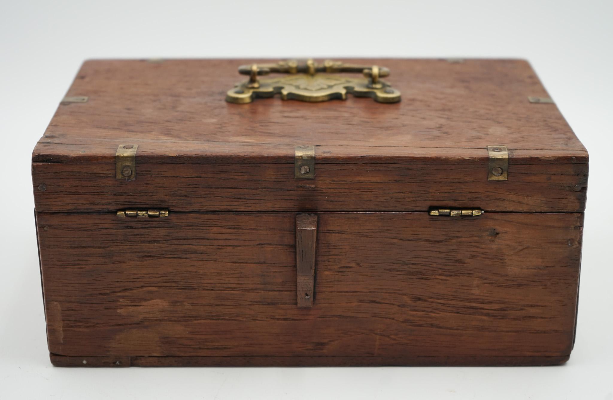 
Antigüedades de Londres



Un exquisito juego de Mah Jong de época, con fichas de hueso y bambú talladas a mano, palos de puntuación originales, dados y un cofre de madera bellamente envejecida con detalles de latón. El juego también incluye un