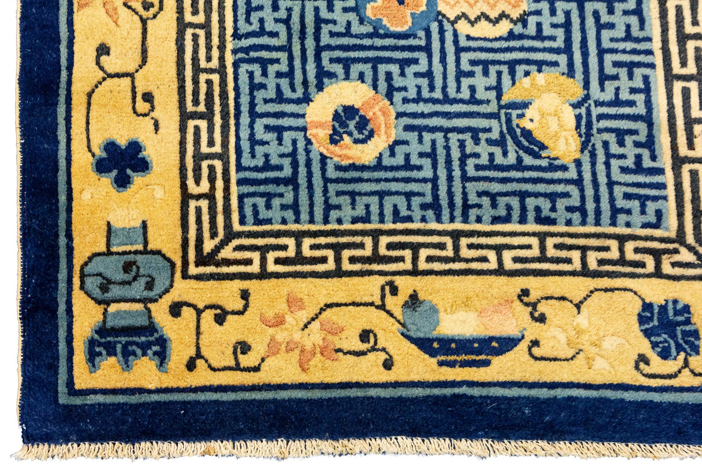 Antiker, kleiner Pekingteppich mit traditionellen chinesischen Motiven, 19. Jahrhundert im Angebot 3